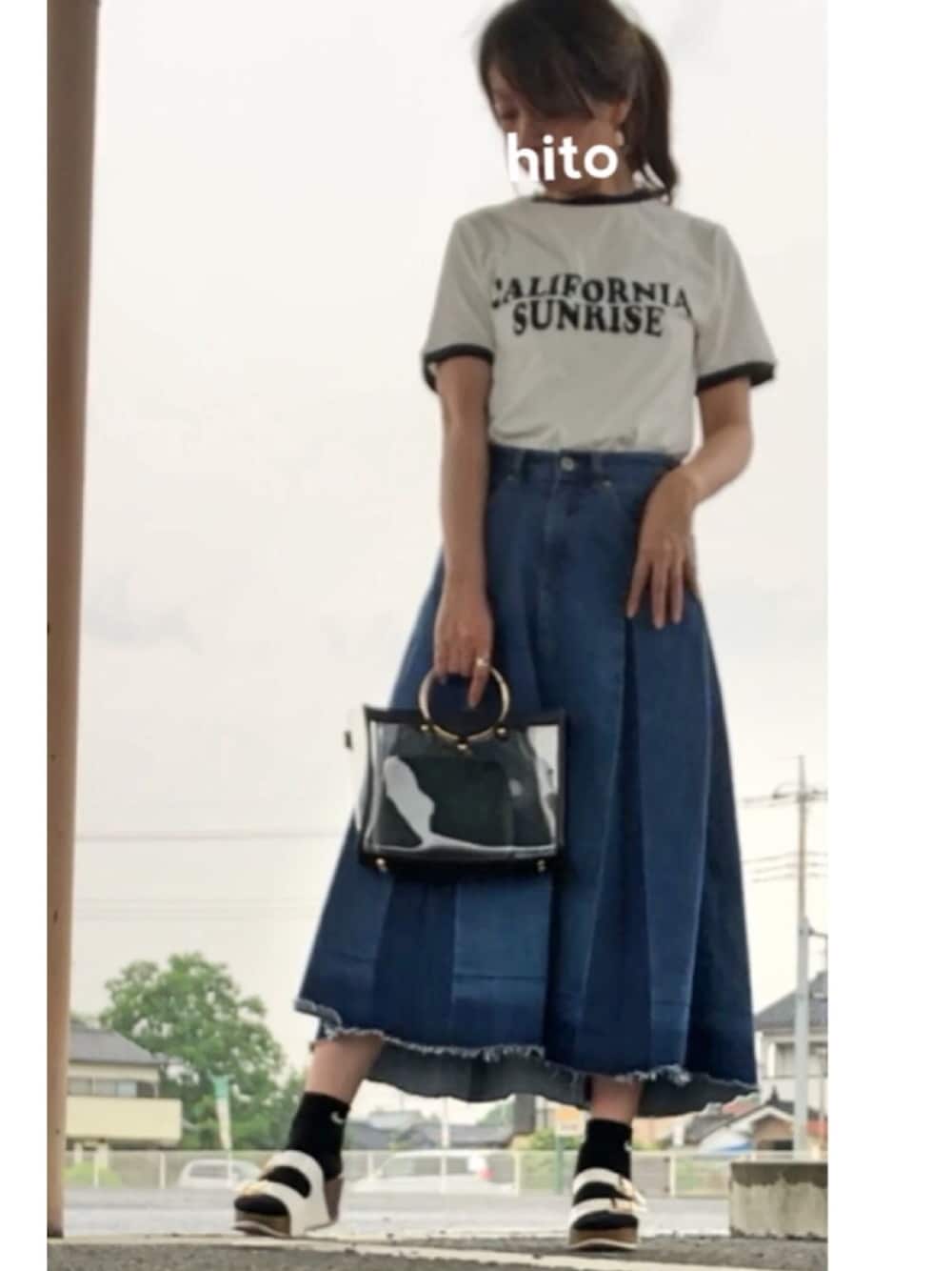「クリアバッグ、リンガーTシャツ、デニムスカート、ナイキ、大人カジュアル、ロゴT、アラフィフ、アダルトおカワたん部、リングバッグ」｜「ZIP FIVEのプリントリンガーTシャツ（Tシャツ/カットソー、ホワイト系）」を使った、hito さん（レディース・164cm）の春コーディネートの1枚目の写真