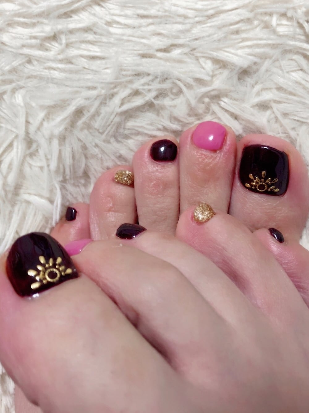 レッド系のハンドケア/ハンドクリーム、イエロー系の石鹸/ボディソープを着用したレディースの秋コーディネートの1枚目の写真