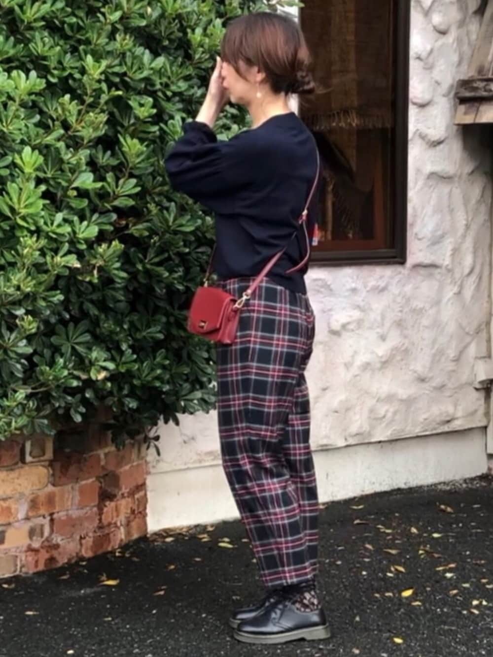 ブルー系のその他パンツ、ブルー系のニット/セーター、レッド系のショルダーバッグを着用したレディースの秋コーディネートの1枚目の写真