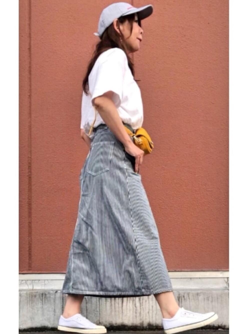 「アダルトおカワたん部、ザラジョ、ヒッコリースカート、LEE、オトナカジュアル、スニーカーコーデ、黄色差し色、キャップ女子、ビッグT」｜「GUのアイテム（デニムスカート、ブルー系）」を使った、hito さん（レディース・164cm）の夏コーディネートの1枚目の写真