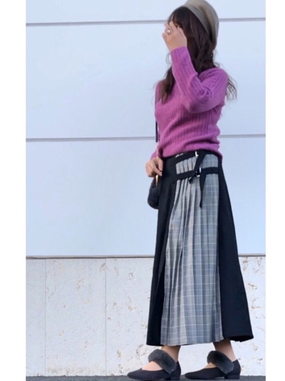 ブラック系のスカート、パープル系のニット/セーター、グレー系のハンドバッグを着用したレディースの秋コーディネートの1枚目の写真