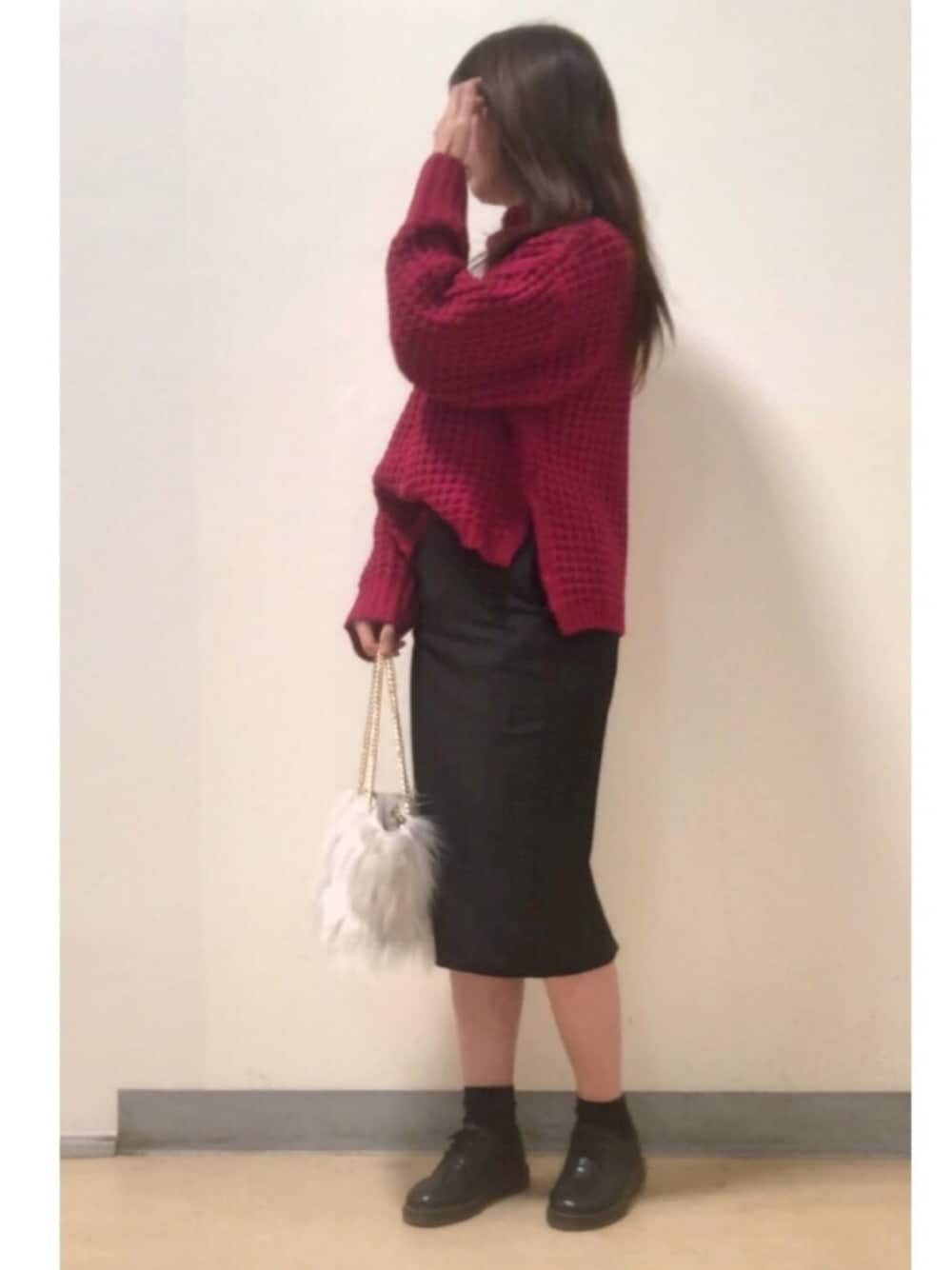 パープル系のニット/セーター、ブラック系のスカート、グレー系のショルダーバッグを着用したレディースの冬コーディネートの1枚目の写真