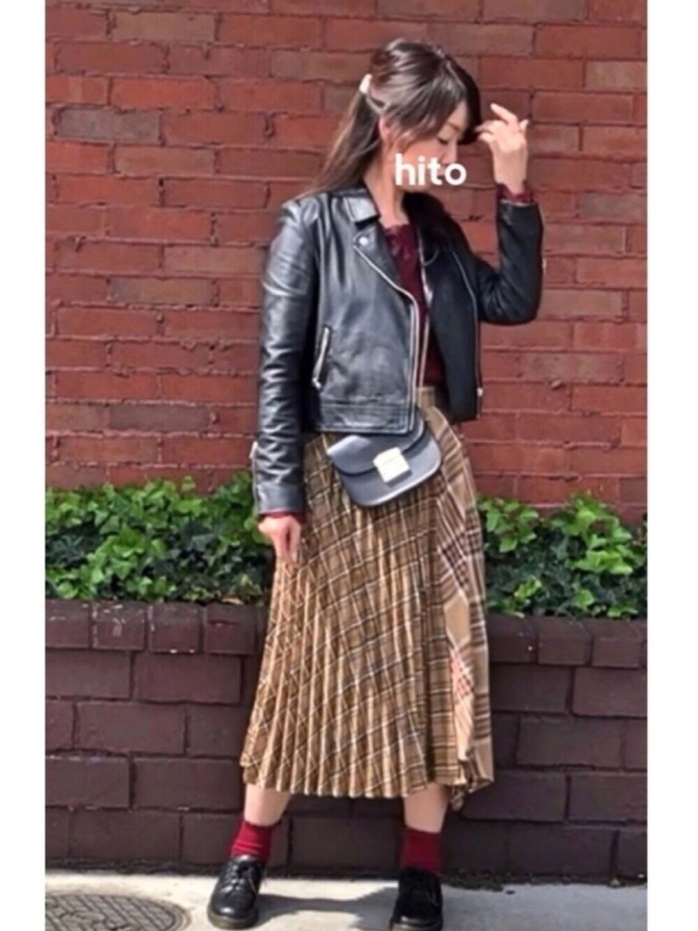 ブラック系のショルダーバッグ、ベージュ系のスカート、ブラック系のドレスシューズを着用したレディースの秋コーディネートの1枚目の写真