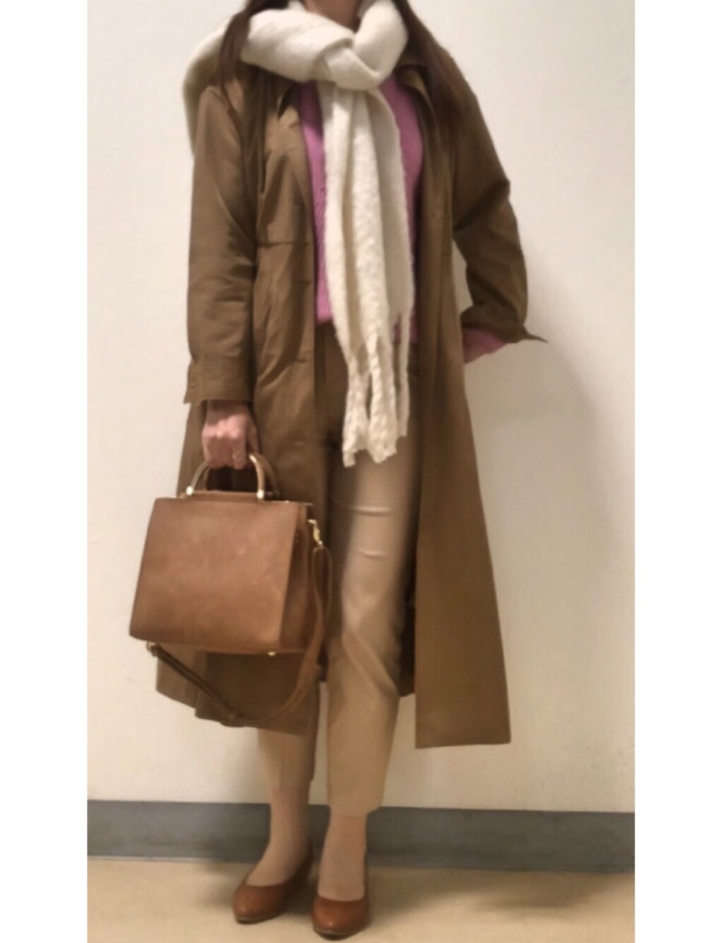 ピンク系のニット/セーター、ベージュ系のその他パンツ、ブラウン系のパンプスを着用したレディースの冬コーディネートの1枚目の写真