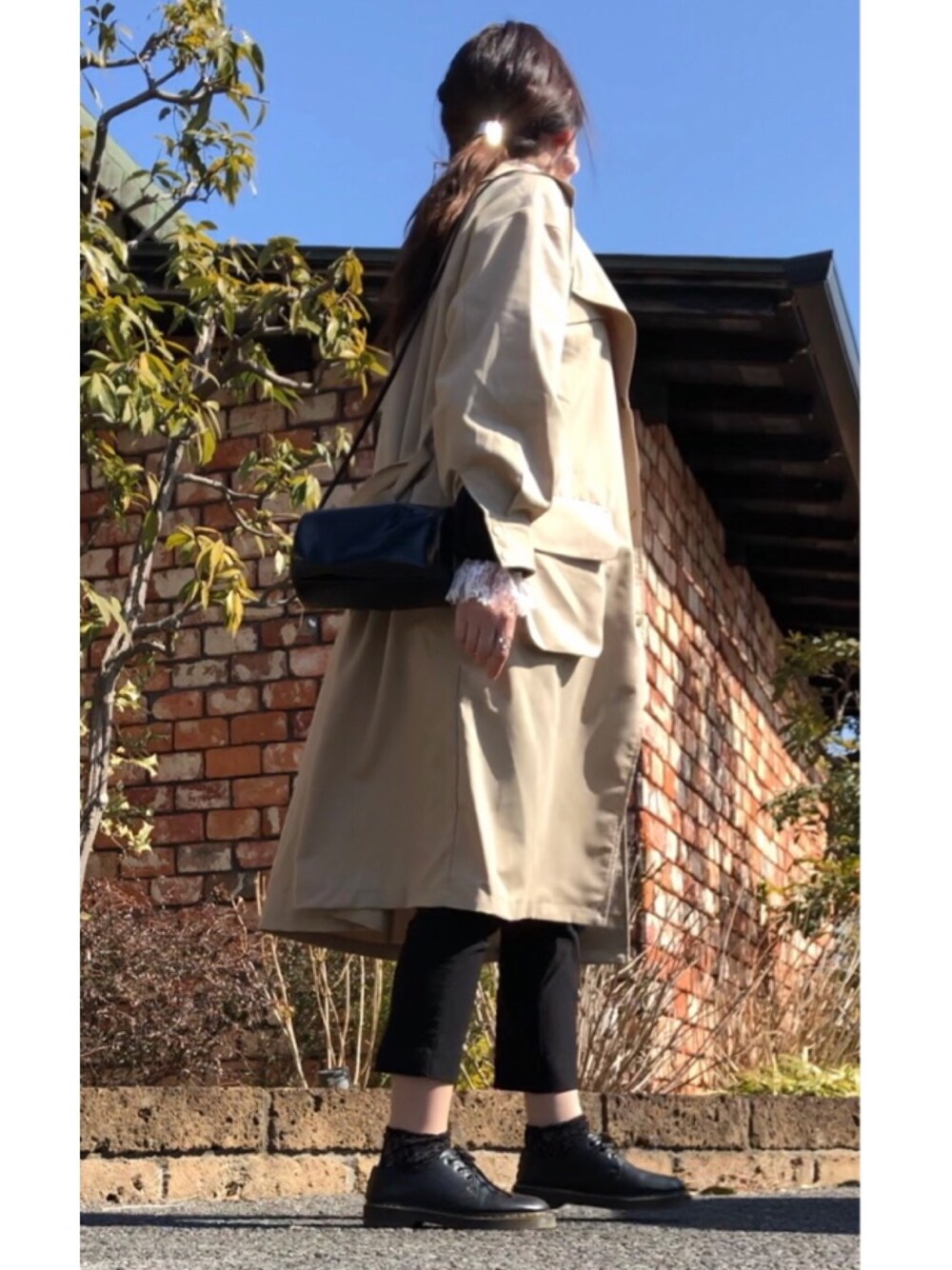 ベージュ系のトレンチコート、ブラック系のその他パンツ、ブラック系のドレスシューズを着用したレディースの冬コーディネートの1枚目の写真