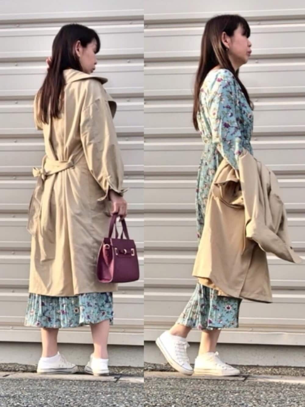 グリーン系のワンピース、パープル系のショルダーバッグ、ベージュ系のトレンチコートを着用したレディースの春コーディネートの1枚目の写真