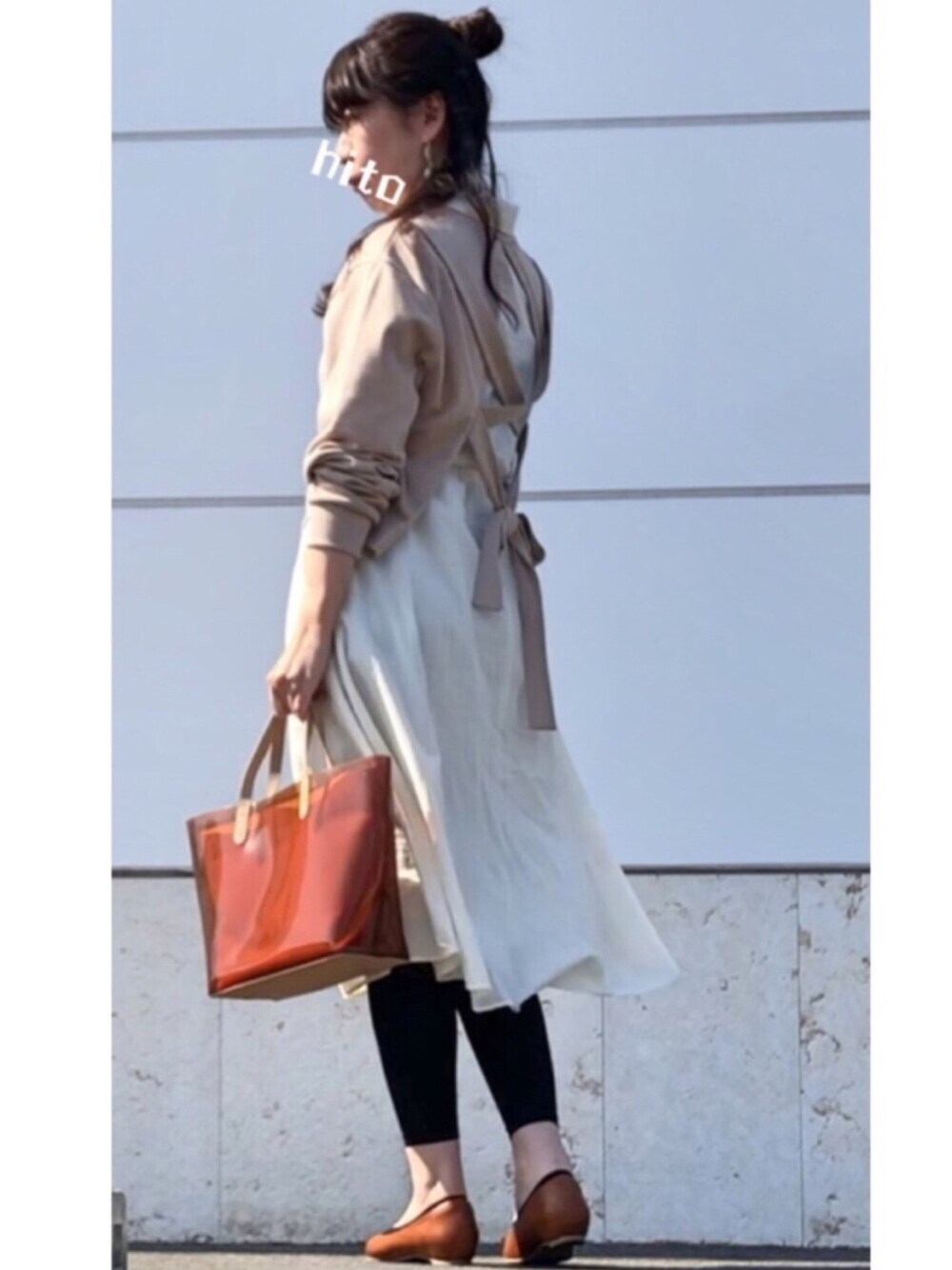 ホワイト系のシャツワンピース、ベージュ系のTシャツ/カットソー、ブラウン系のパンプスを着用したレディースの春コーディネートの1枚目の写真