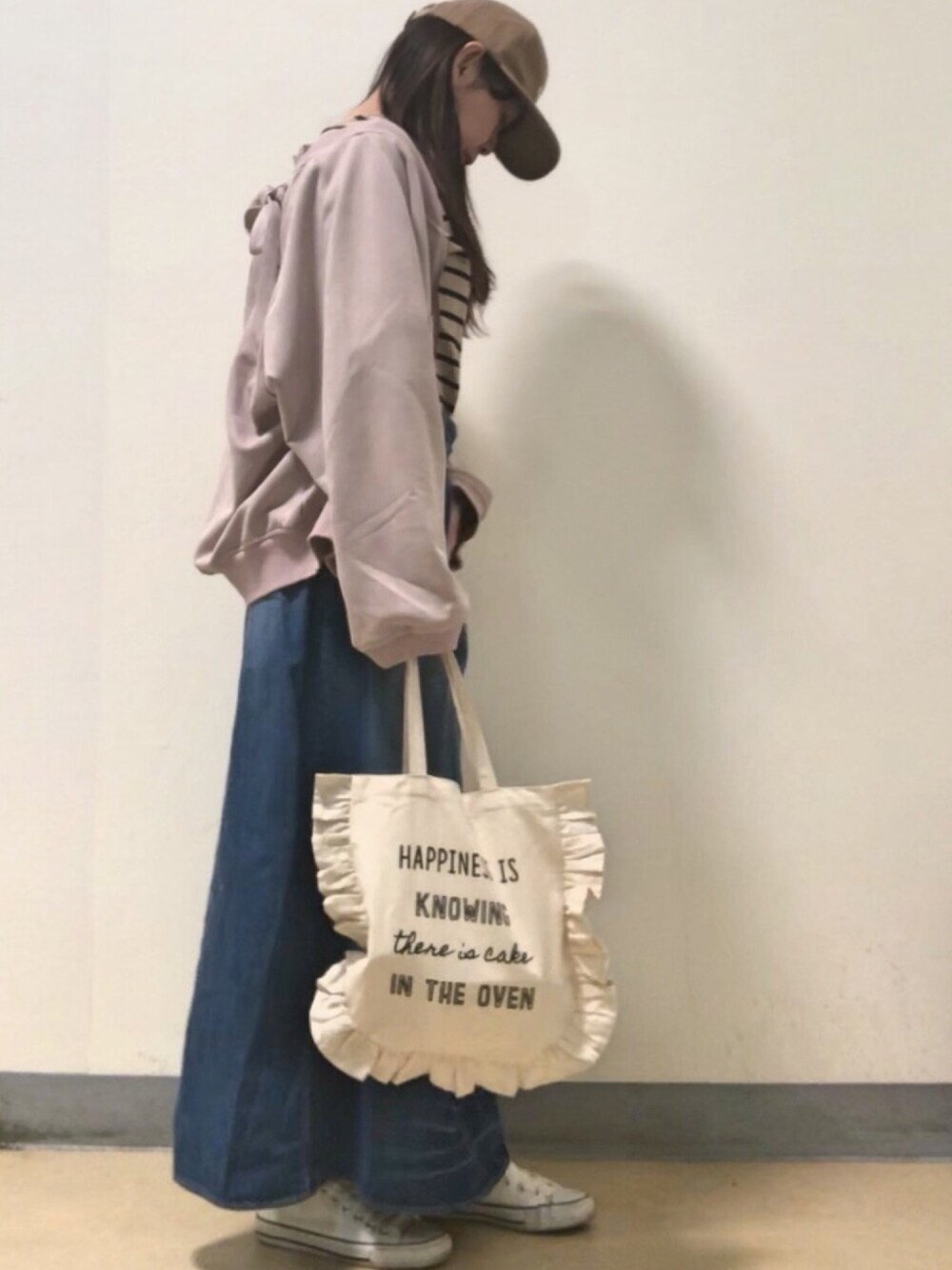 ベージュ系のTシャツ/カットソー、ベージュ系のブルゾン、ブルー系のデニムスカートを着用したレディースの春コーディネートの1枚目の写真