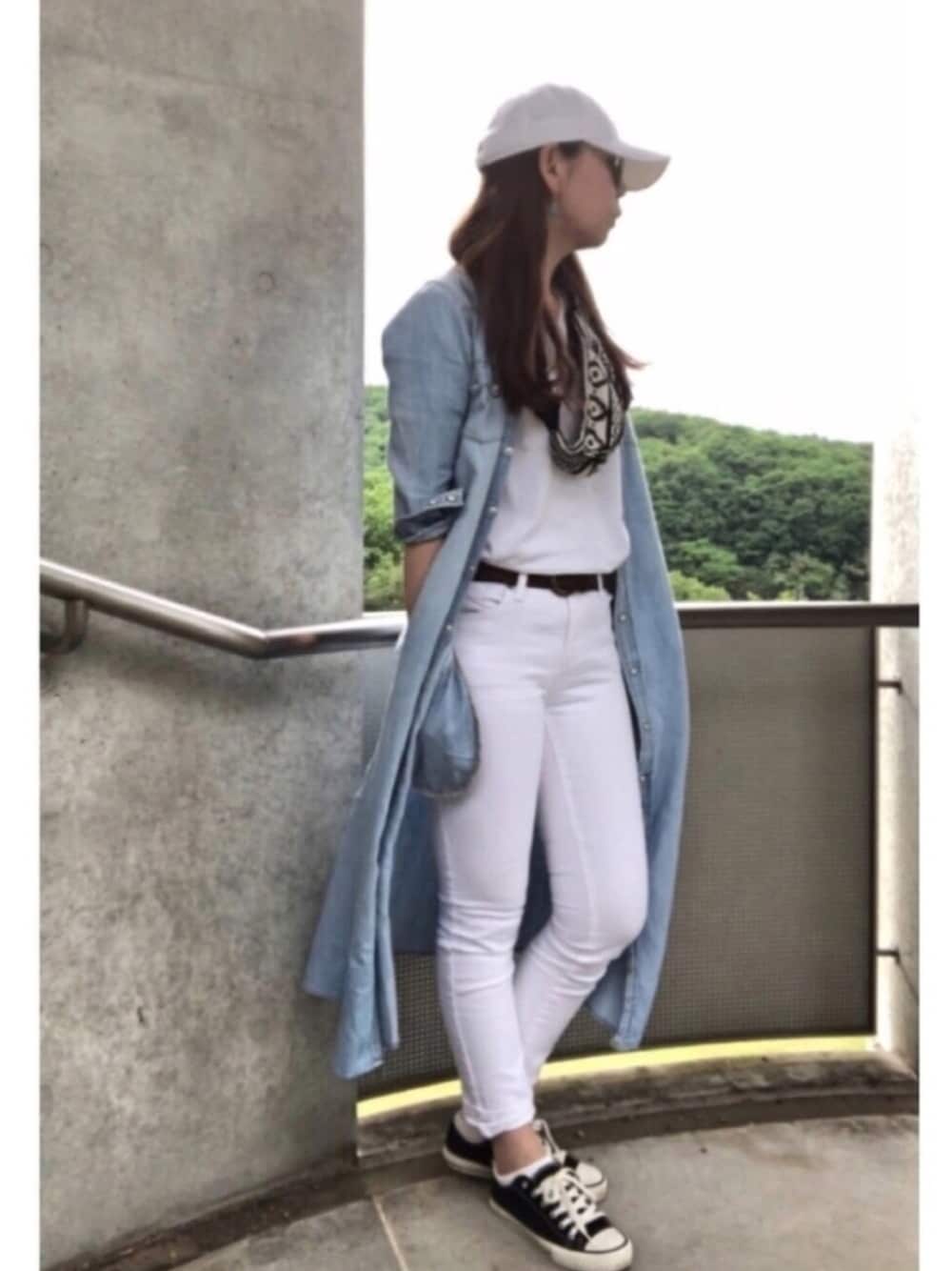 ホワイト系のTシャツ/カットソー、ブラック系のボディバッグ/ウエストポーチ、ホワイト系のデニムパンツを着用したレディースの春コーディネートの1枚目の写真