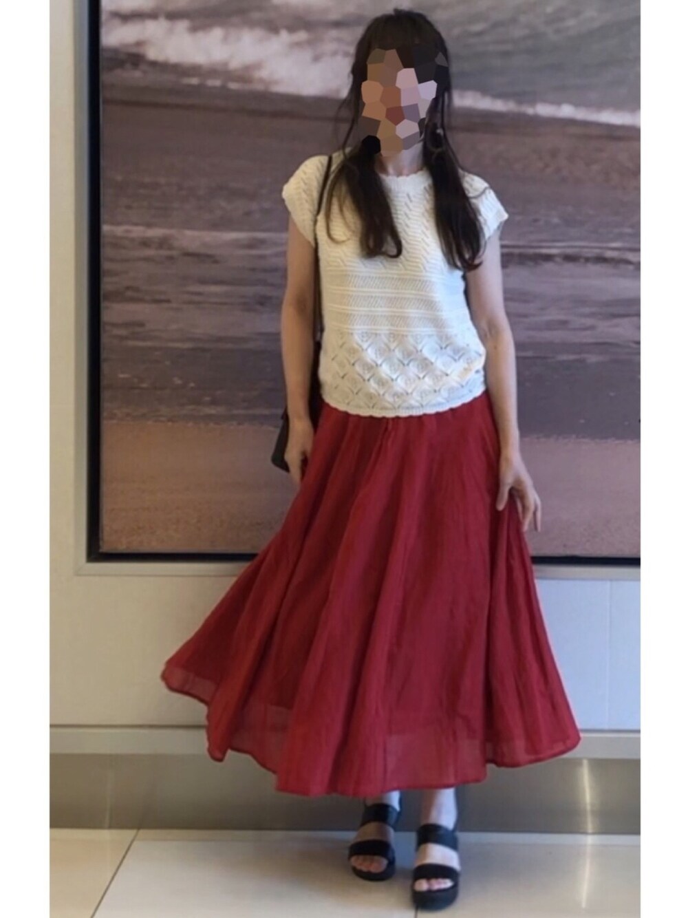 ホワイト系のタンクトップ、ホワイト系のベスト、ブラック系のサンダルを着用したレディースの春コーディネートの1枚目の写真