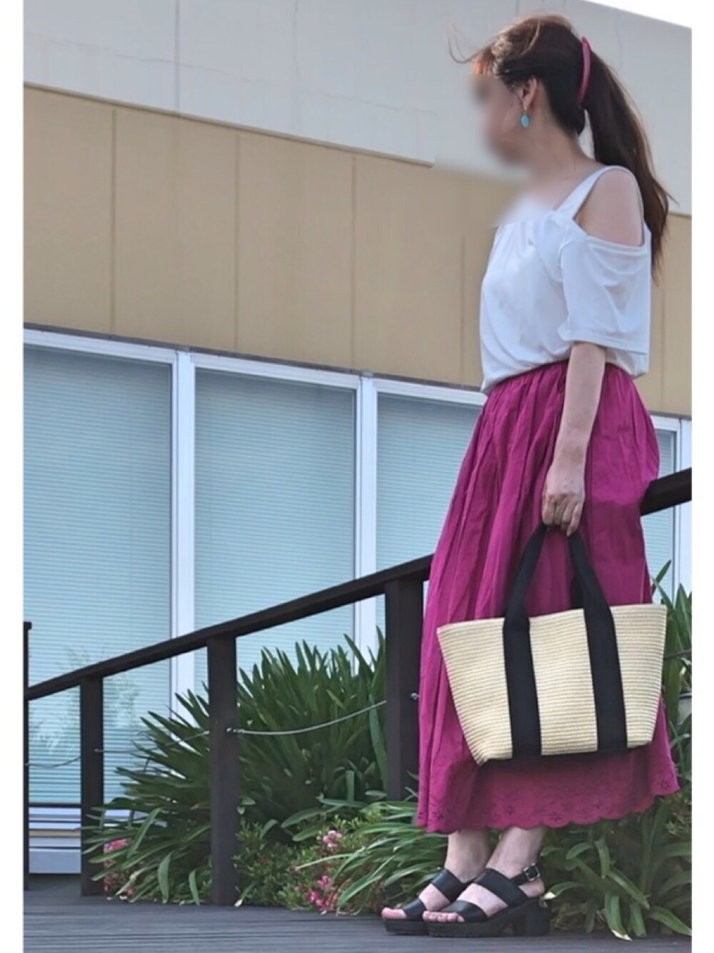 ピンク系のスカート、ホワイト系のTシャツ/カットソー、ブラック系のサンダルを着用したレディースの春コーディネートの1枚目の写真