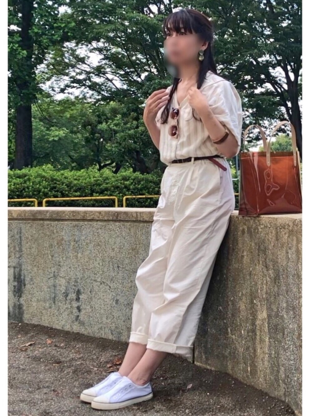 ホワイト系のチノパンツ、その他のシャツ/ブラウス、ホワイト系のスリッポンを着用したレディースの夏コーディネートの1枚目の写真