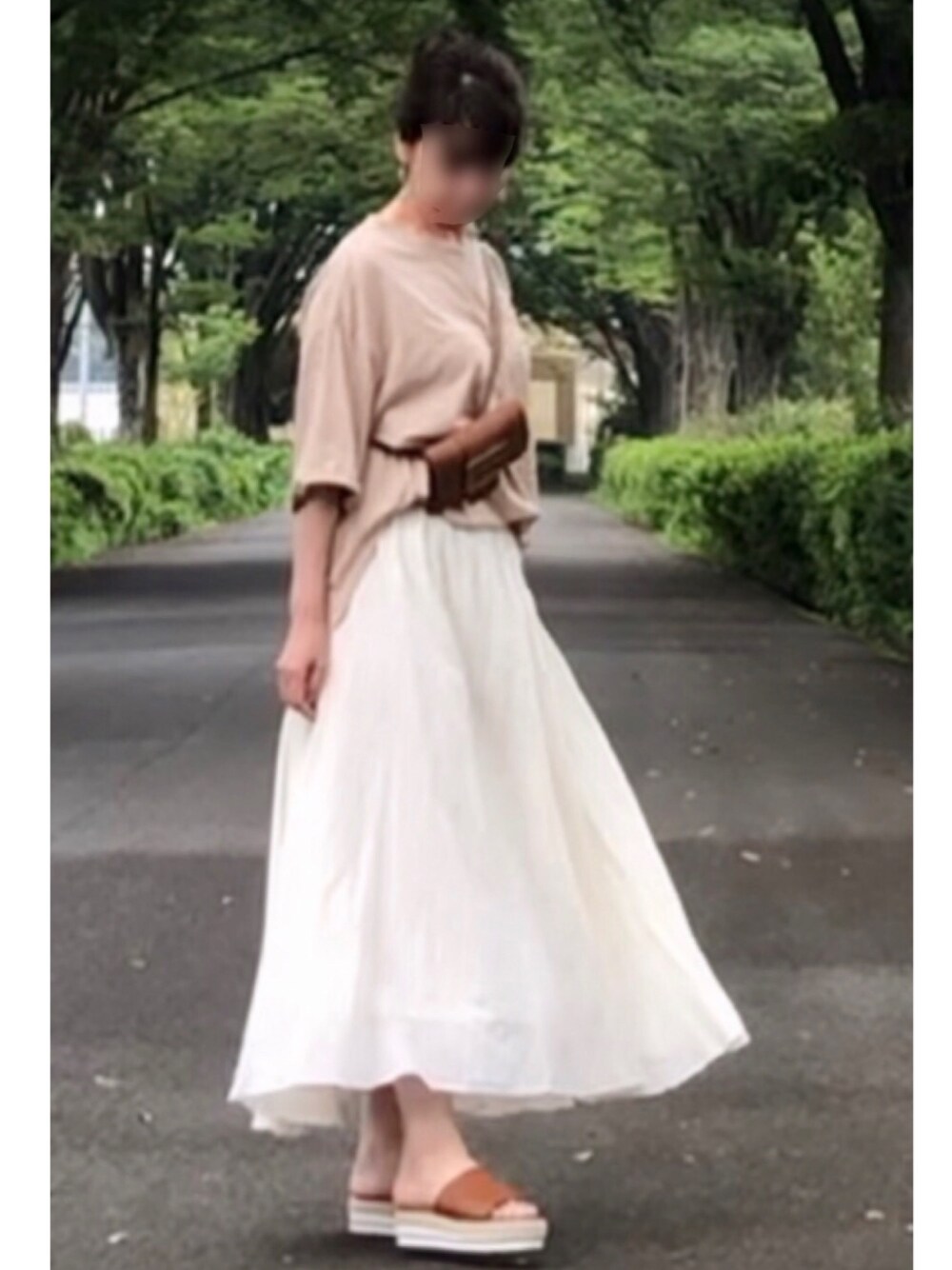 ホワイト系のスカート、ベージュ系のTシャツ/カットソー、イエロー系のボディバッグ/ウエストポーチを着用したレディースの夏コーディネートの1枚目の写真