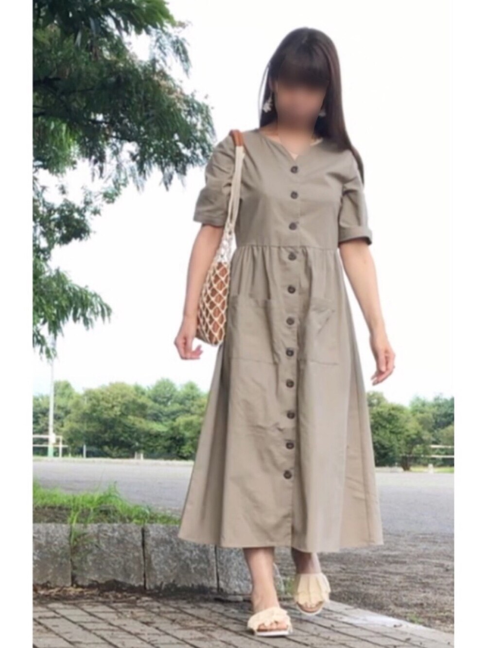 ベージュ系のワンピース、ホワイト系のキャミソール、イエロー系のショルダーバッグを着用したレディースの夏コーディネートの1枚目の写真