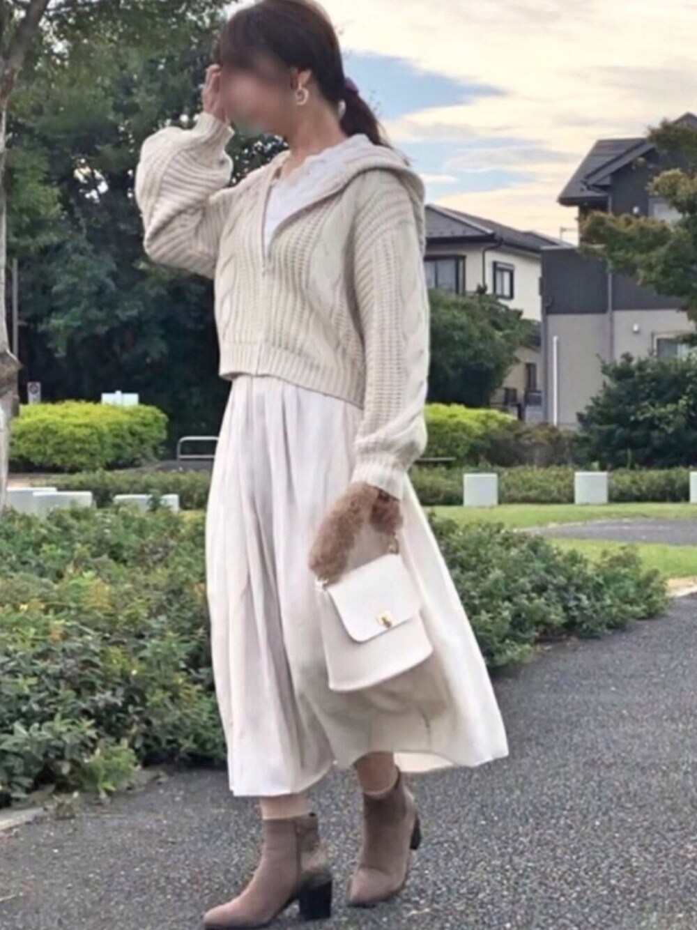 ホワイト系のスカート、ブラウン系のパーカー、ホワイト系のTシャツ/カットソーを着用したレディースの秋コーディネートの1枚目の写真