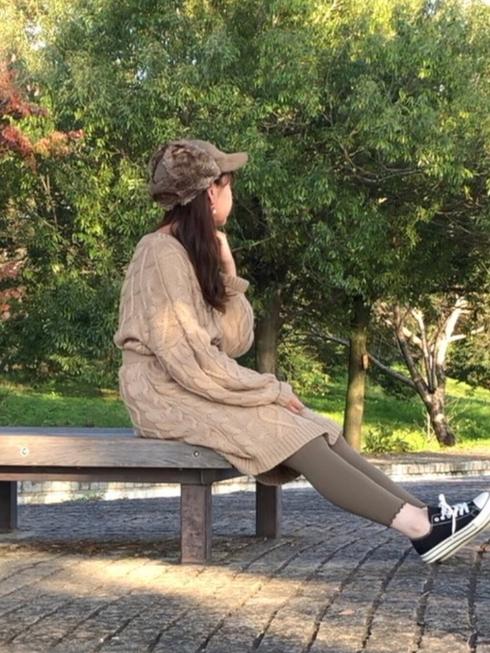 「フライトキャップ、ニットワンピース、大人女子、アダルトおカワたん部、我が道をゆく隊、スニーカーコーデ、ケーブルニット」｜「apres jourの【大きいサイズ】ベルト付きケーブルニットワンピース【ZOZOTOWN限定アイテム】19AW★（ワンピース、ベージュ系）」を使った、hito さん（レディース・164cm）の秋コーディネートの1枚目の写真