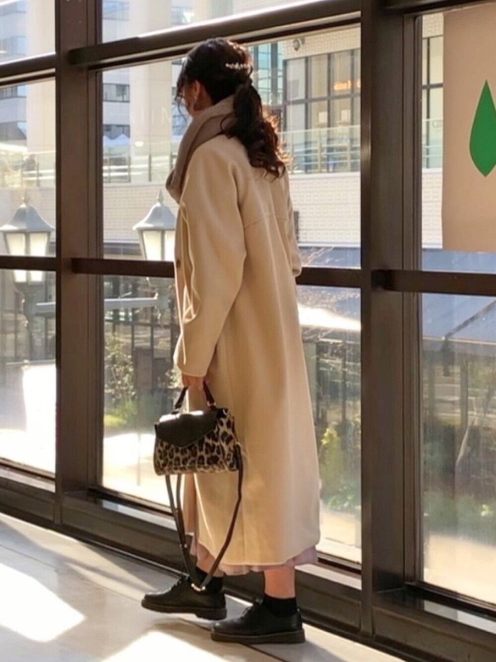 ベージュ系のチェスターコート、ブラック系のショルダーバッグ、ブラック系のドレスシューズを着用したレディースの冬コーディネートの1枚目の写真