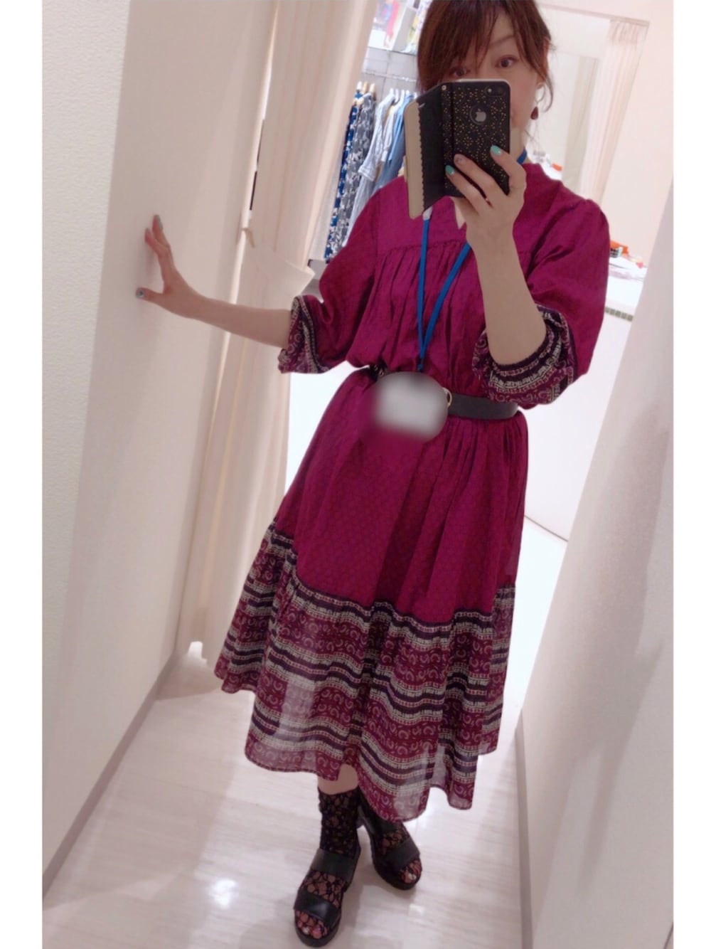 パープル系のワンピース、ブラック系のサンダル、ブラック系のベルトを着用したレディースの夏コーディネートの1枚目の写真