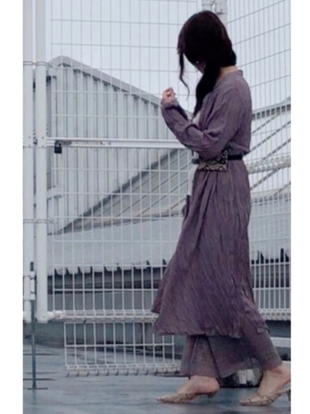 パープル系のワンピース、ブラウン系のその他パンツ、その他のサンダルを着用したレディースの夏コーディネートの1枚目の写真