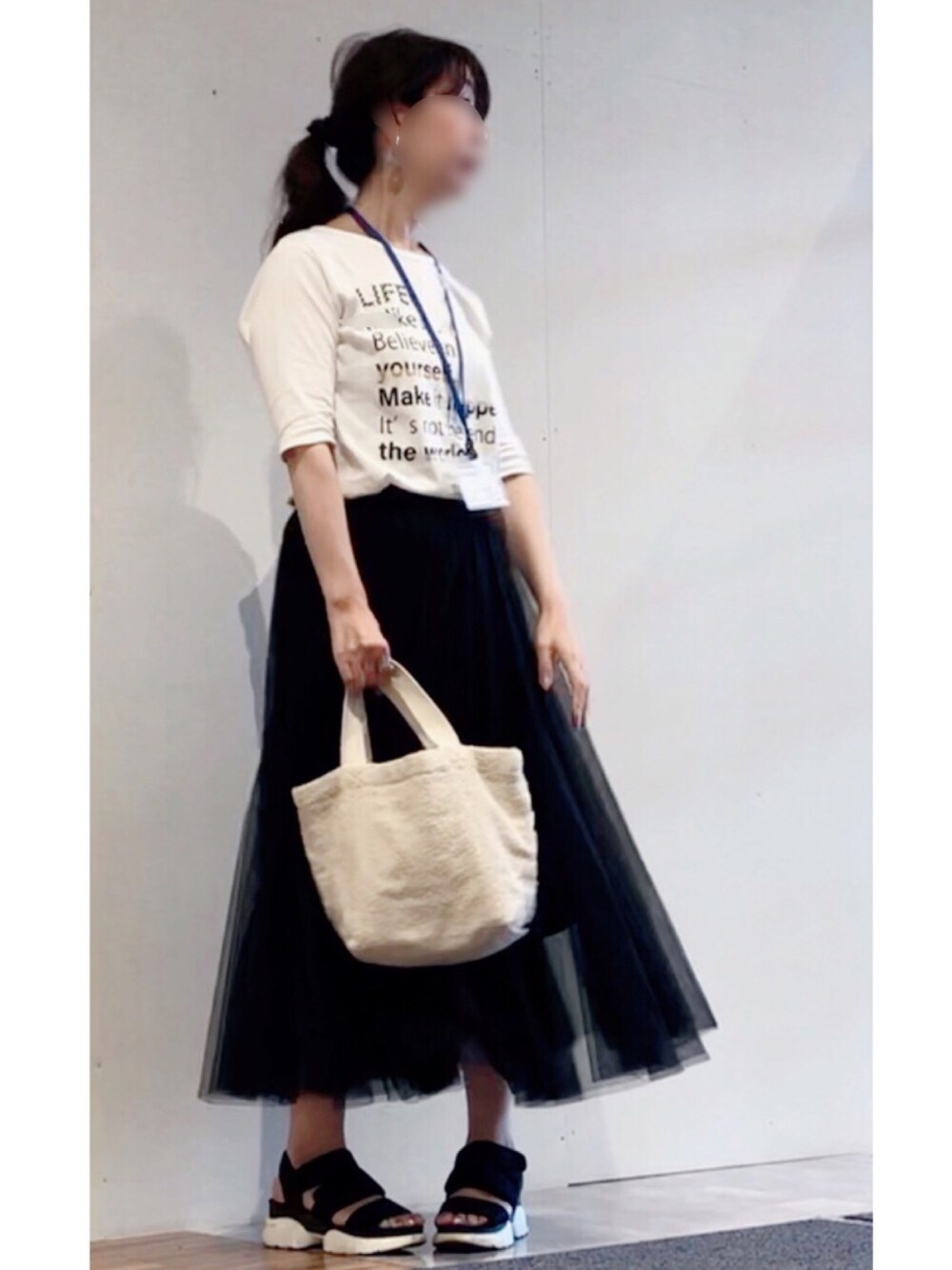 ブラック系のスカート、ホワイト系のTシャツ/カットソー、グレー系のショルダーバッグを着用したレディースの夏コーディネートの1枚目の写真