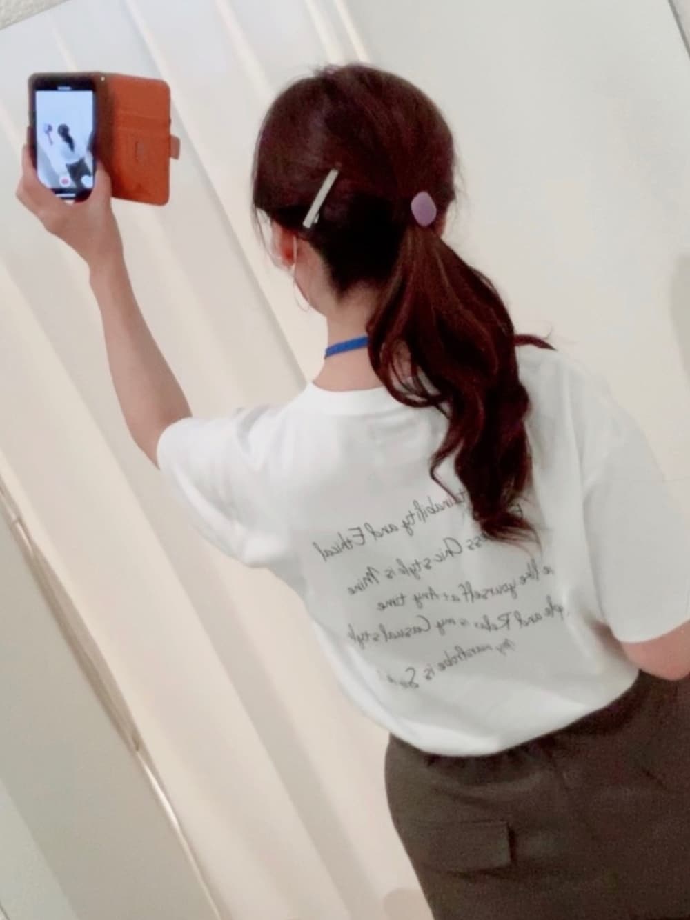 ホワイト系のTシャツ/カットソー、ブラウン系のその他パンツを着用したレディースの秋コーディネートの1枚目の写真