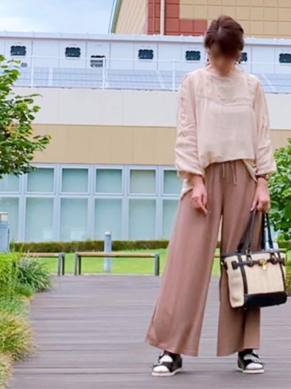 ベージュ系のシャツ/ブラウス、ブラウン系のその他パンツ、ブラック系のサンダルを着用したレディースの秋コーディネートの1枚目の写真