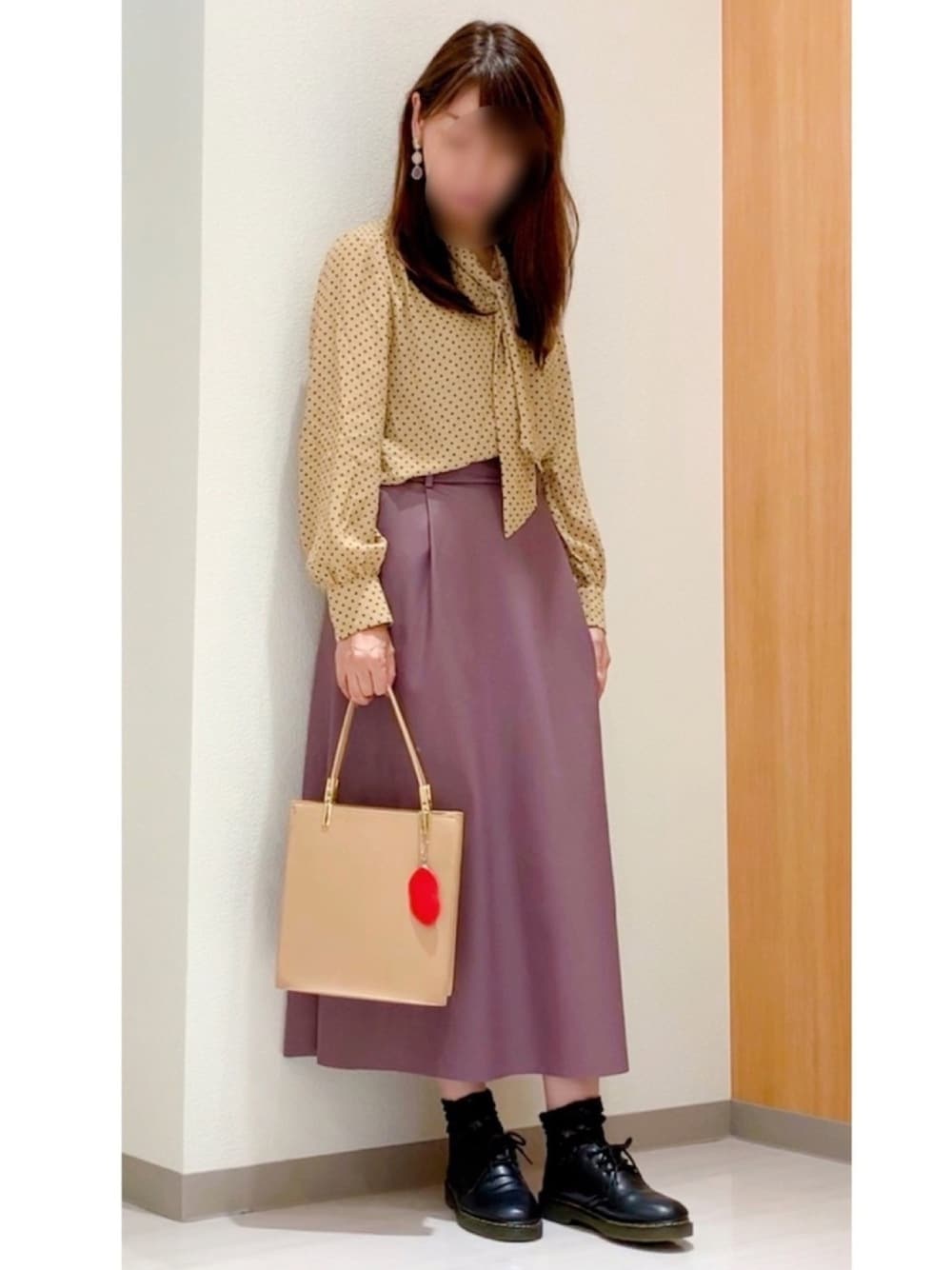 パープル系のスカート、ベージュ系のシャツ/ブラウス、ブラック系のドレスシューズを着用したレディースの秋コーディネートの1枚目の写真