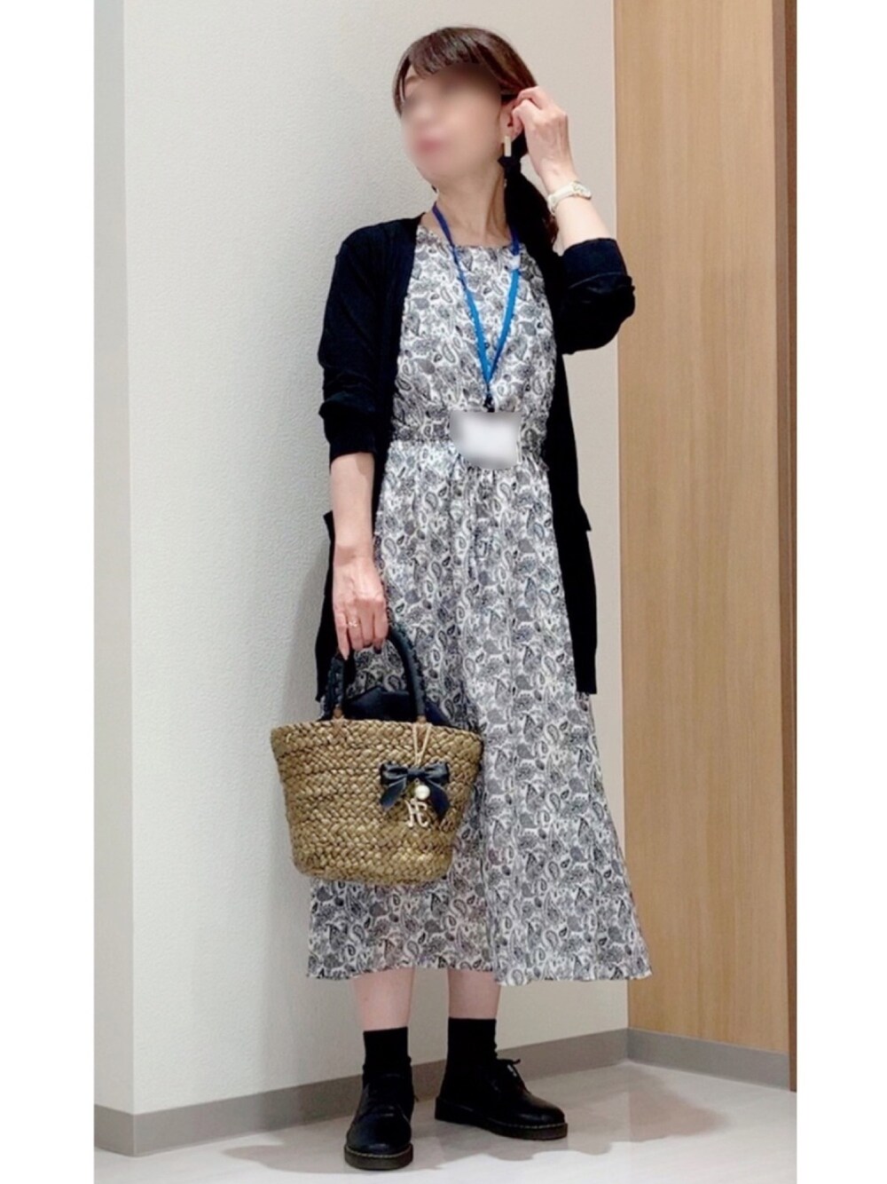 ブラック系のワンピース、ブラック系のかごバッグ、ブラック系のドレスシューズを着用したレディースの秋コーディネートの1枚目の写真