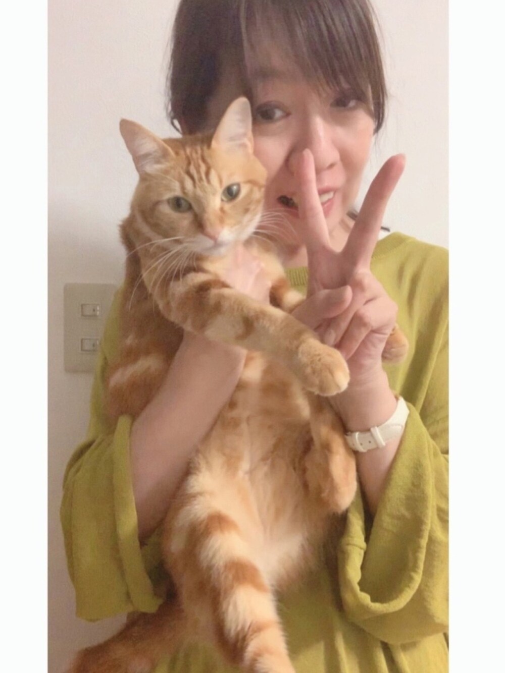 イエロー系のニット/セーター、ブラウン系の福袋/福箱、ベージュ系のアナログ腕時計を着用したレディースの秋コーディネートの1枚目の写真