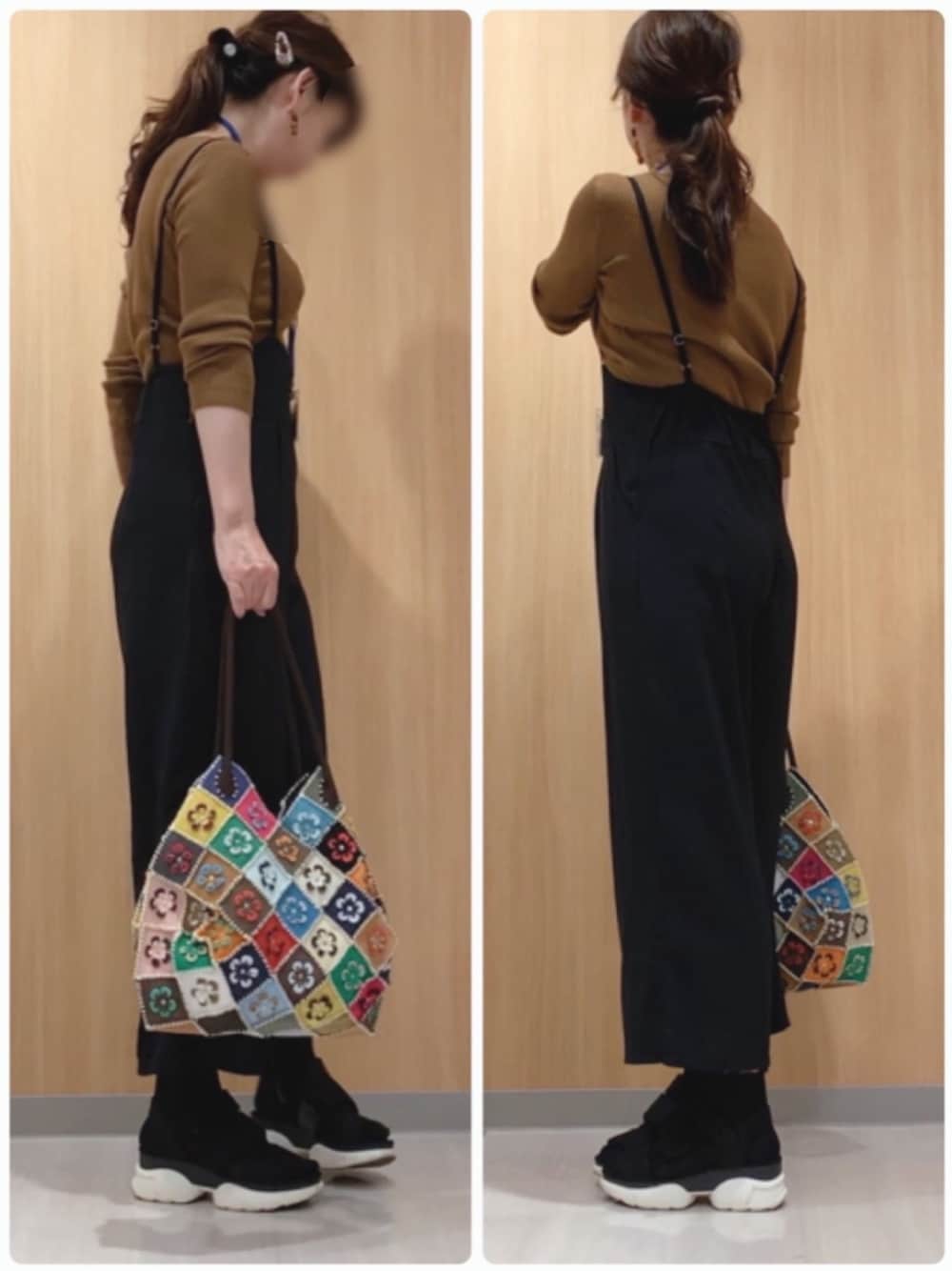 ブラウン系のニット/セーター、その他のバッグ、ブラック系のサンダルを着用したレディースの秋コーディネートの1枚目の写真