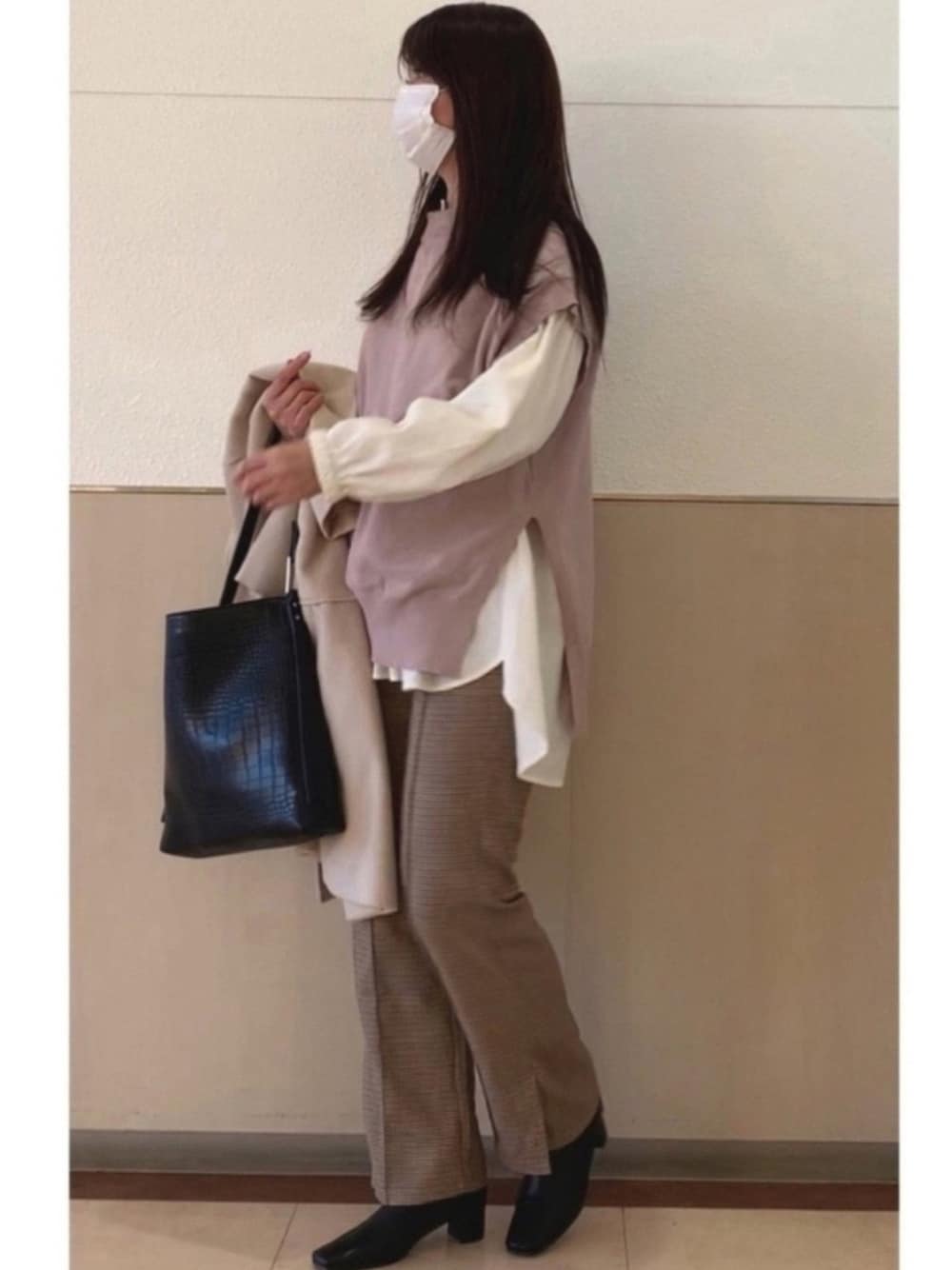 「大人女子、休日コーデ、アダルトおカワたん部、我が道をゆく隊、レイヤードスタイル、センタープレス、ガンクラブチェック、ショートブーツ、スクエアトゥ、1人ピンクフェス」｜「Samansa Mos2の麻混シャーリングヘンリーネックチュニック（シャツ/ブラウス、ホワイト系）」を使った、hito さん（レディース・164cm）の冬コーディネートの1枚目の写真