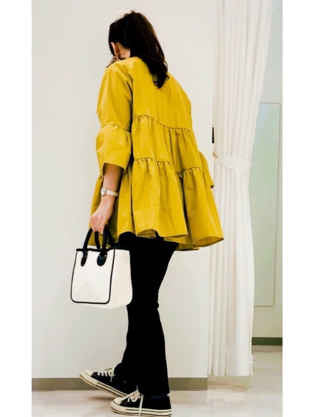 イエロー系のシャツ/ブラウス、ホワイト系のトートバッグ、ブラック系のスニーカーを着用したレディースの春コーディネートの1枚目の写真
