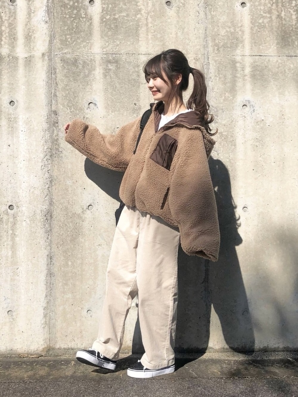 「秋冬コーデ、ボアブルゾン、ボア、プチプラ、アドレセンス、コーデュロイ、サマンサ モスモス(Samansa Mos2)、VANS、カジュアル、ゆるコーデ」｜「ADOLESCENCE のもこもこフードボアブルゾン【ZOZOTOWN限定アイテム】（ブルゾン、ブラウン系）」を使った、まるさん（レディース・153cm）の秋コーディネートの1枚目の写真