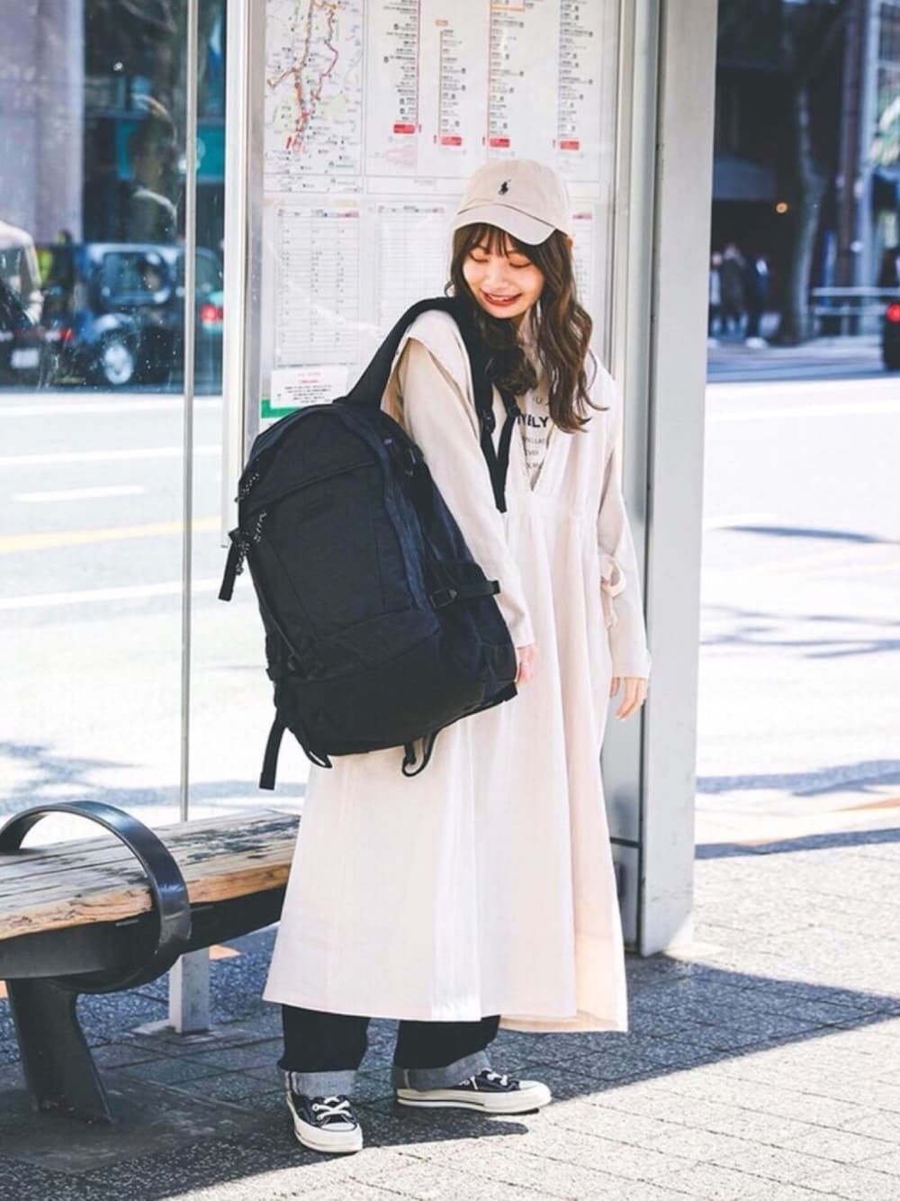 「ジャンパースカート、ワンピース、デニムパンツ、リュック、コンバース、キャップ、Tシャツ、エヘカソポ、春コーデ」｜「ehka sopoのレース付ジャンスカ（ジャンパースカート、ホワイト系）」を使った、まるさん（レディース・153cm）の春コーディネートの1枚目の写真