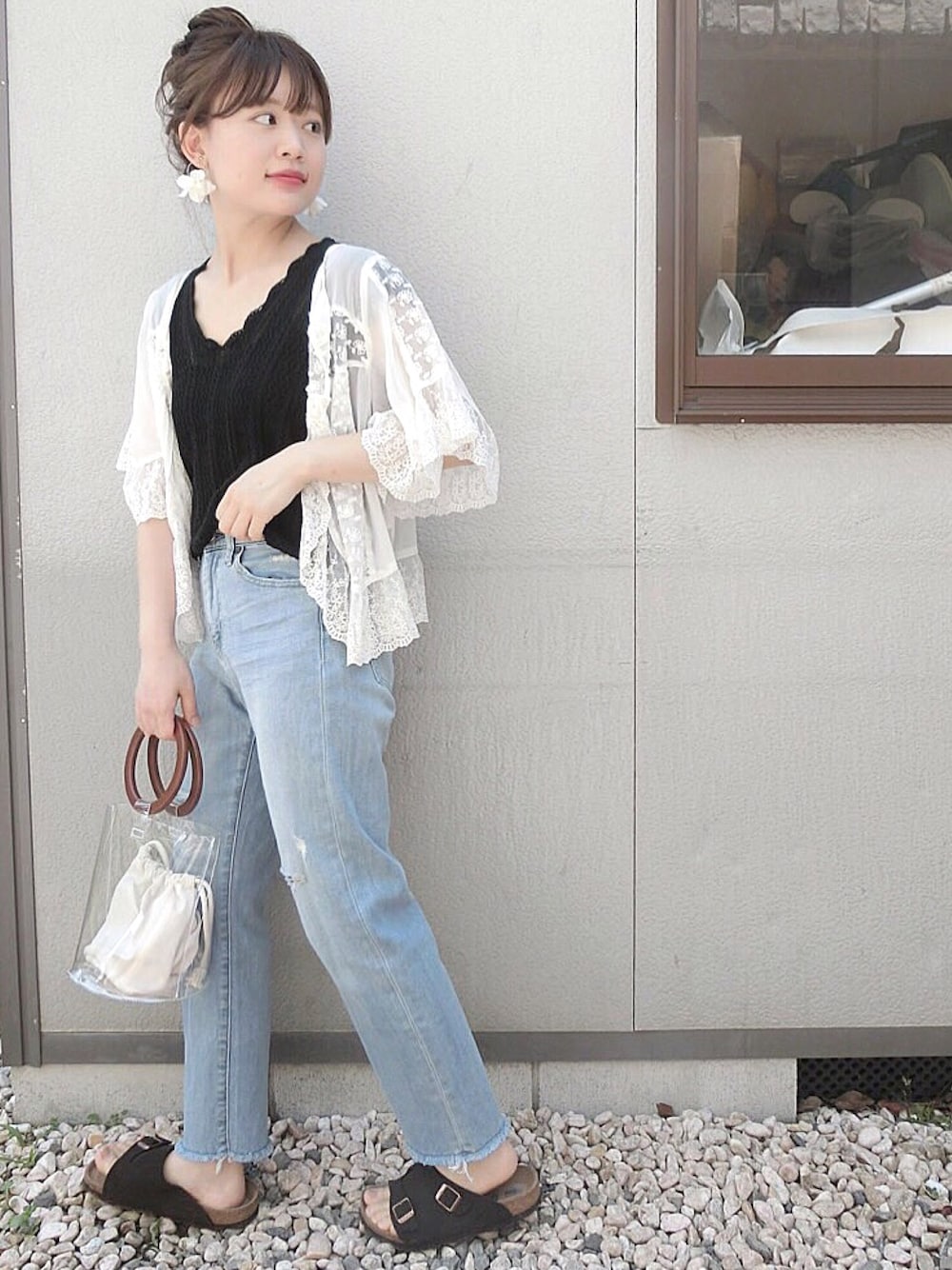 ブラック系のニット/セーター、ブルー系のデニムパンツ、ホワイト系のシャツ/ブラウスを着用したレディースの夏コーディネートの1枚目の写真