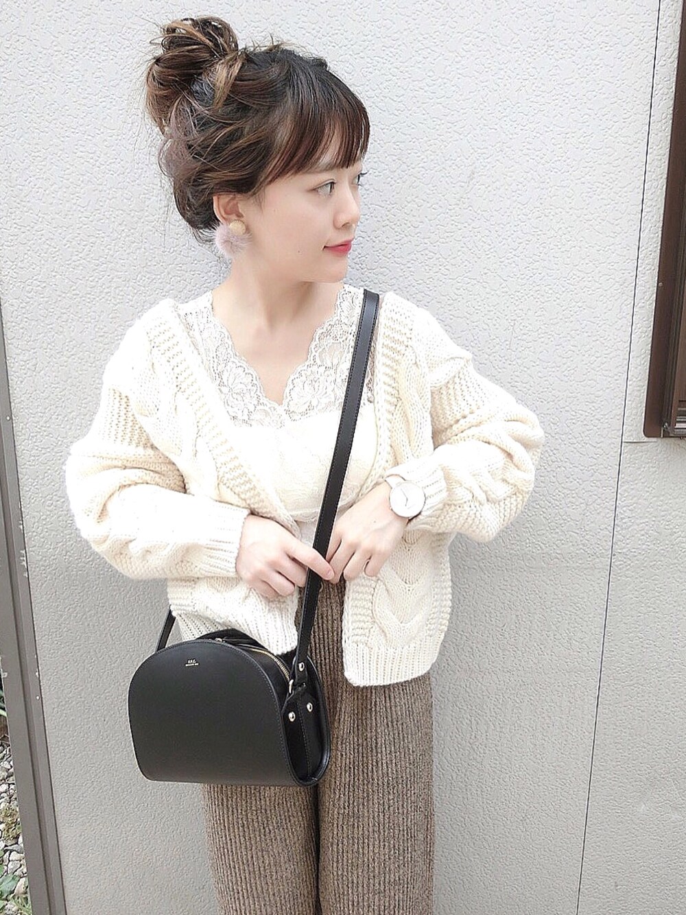 「秋コーデ、シンプルコーデ、カジュアルコーデ、低身長、カーディガン、レーストップス、A.P.C.、リブニットパンツ、おだんごヘアー、M.deux」｜「M.deuxの【WEB限定】ローゲージケーブルニットカーディガン（ニット/セーター、ホワイト系）」を使った、chicchimoさん（レディース・152cm）の秋コーディネートの1枚目の写真