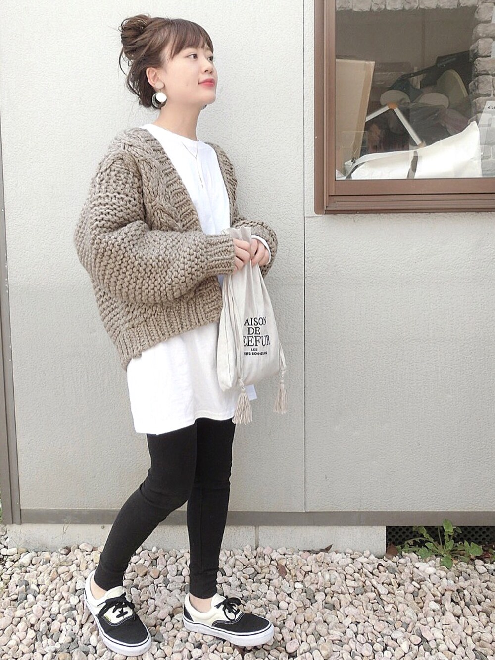 ホワイト系のTシャツ/カットソー、ブラウン系のカーディガン/ボレロ、ホワイト系のスニーカーを着用したレディースの秋コーディネートの1枚目の写真