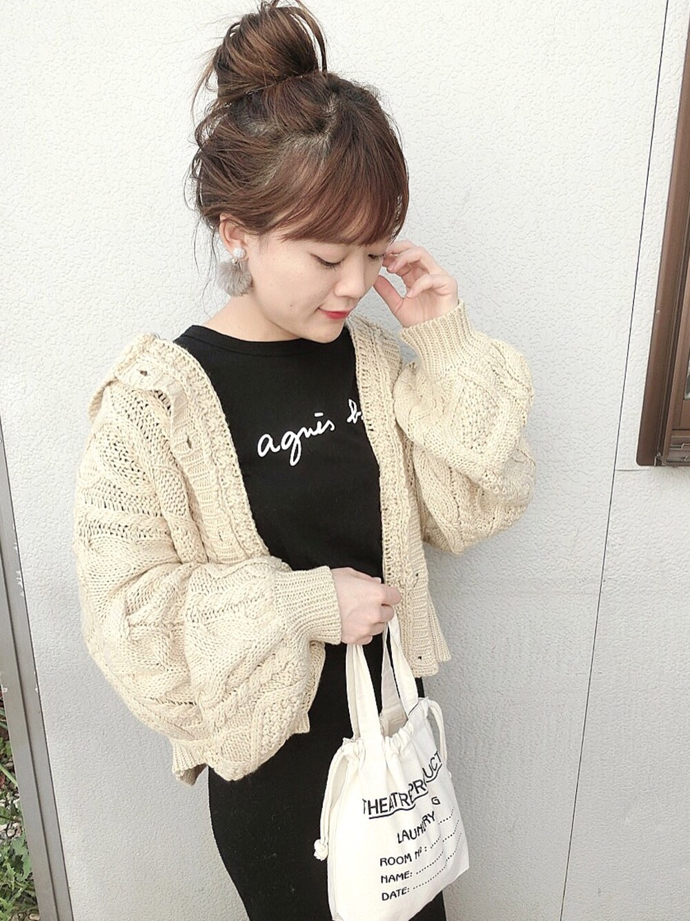 「アプレジュール、apres_pr、アプレ部、ZOZOでしか買えない、シンプルコーデ、カーディガン、タイトスカート、秋コーデ、おだんごヘアー、カジュアルコーデ」｜「apres jourの【1周年記念アイテム】ケーブルニットフーディー【ZOZOTOWN限定アイテム】（カーディガン/ボレロ、ベージュ系）」を使った、chicchimoさん（レディース・152cm）の秋コーディネートの1枚目の写真