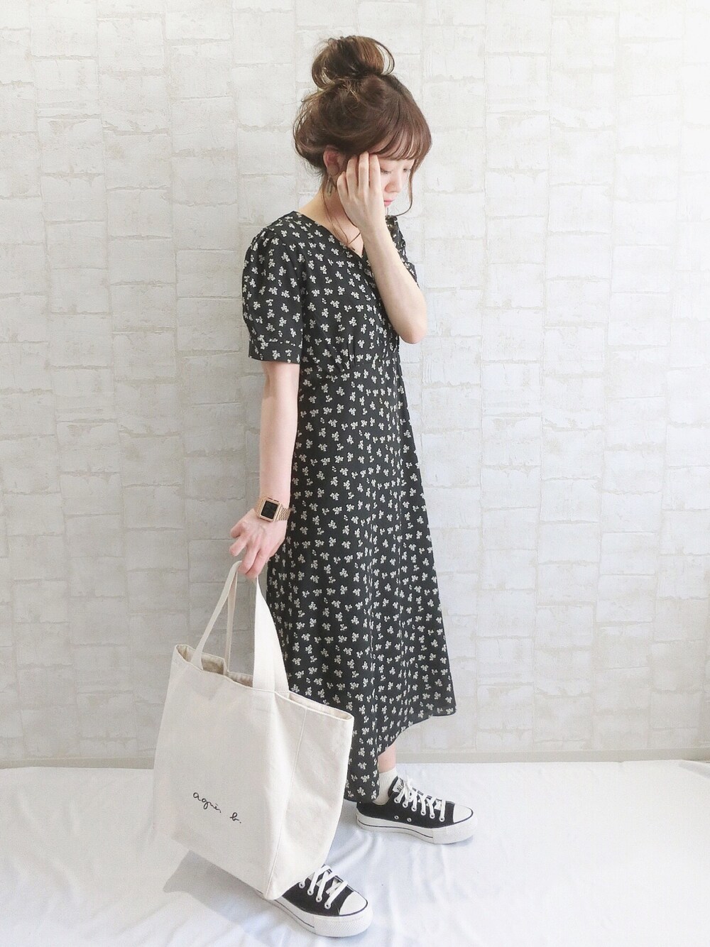 ブラック系のワンピース/ドレス、ブラック系のスニーカー、ホワイト系のトートバッグを着用したレディースの春コーディネートの1枚目の写真