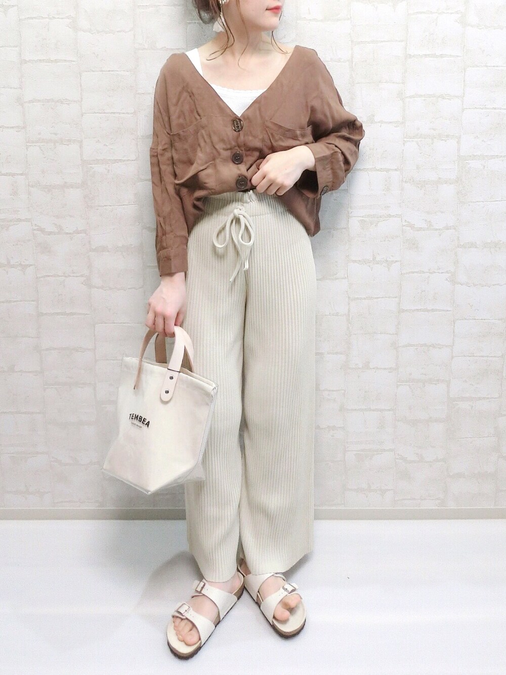 ベージュ系のその他パンツ、ブラウン系のシャツ/ブラウス、ベージュ系のサンダルを着用したレディースの夏コーディネートの1枚目の写真