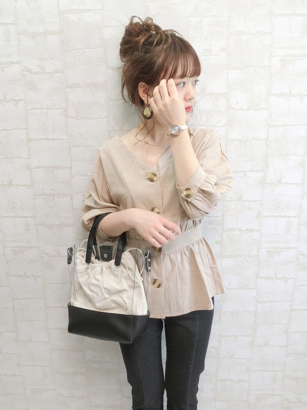 ベージュ系のシャツ/ブラウス、ブラック系のショルダーバッグを着用したレディースの夏コーディネートの1枚目の写真