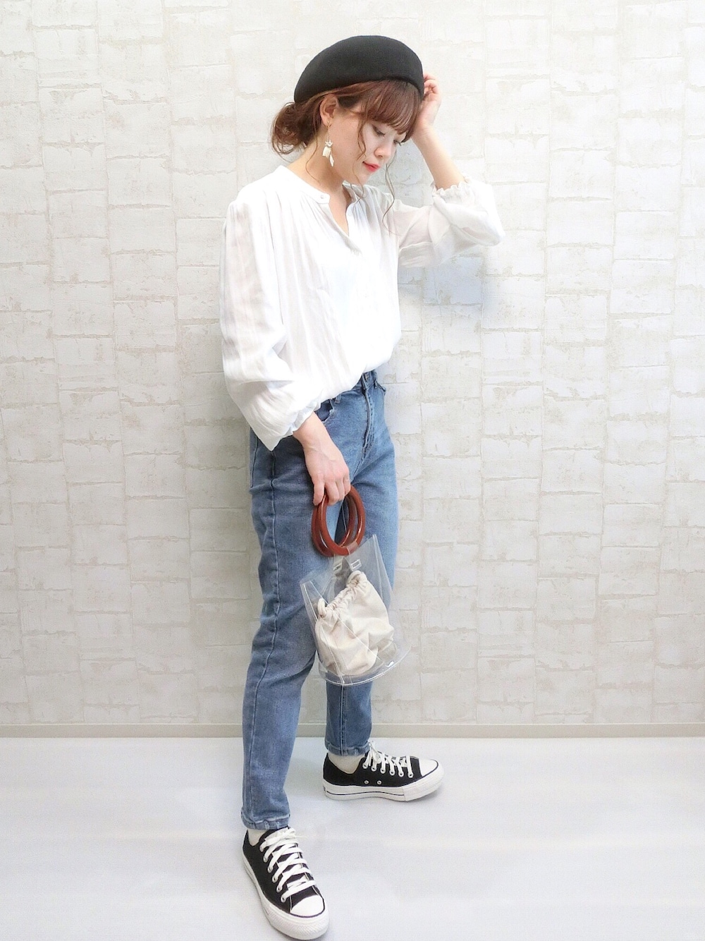 ホワイト系のシャツ/ブラウス、ブルー系のデニムパンツ、ブラック系のスニーカーを着用したレディースの秋コーディネートの1枚目の写真