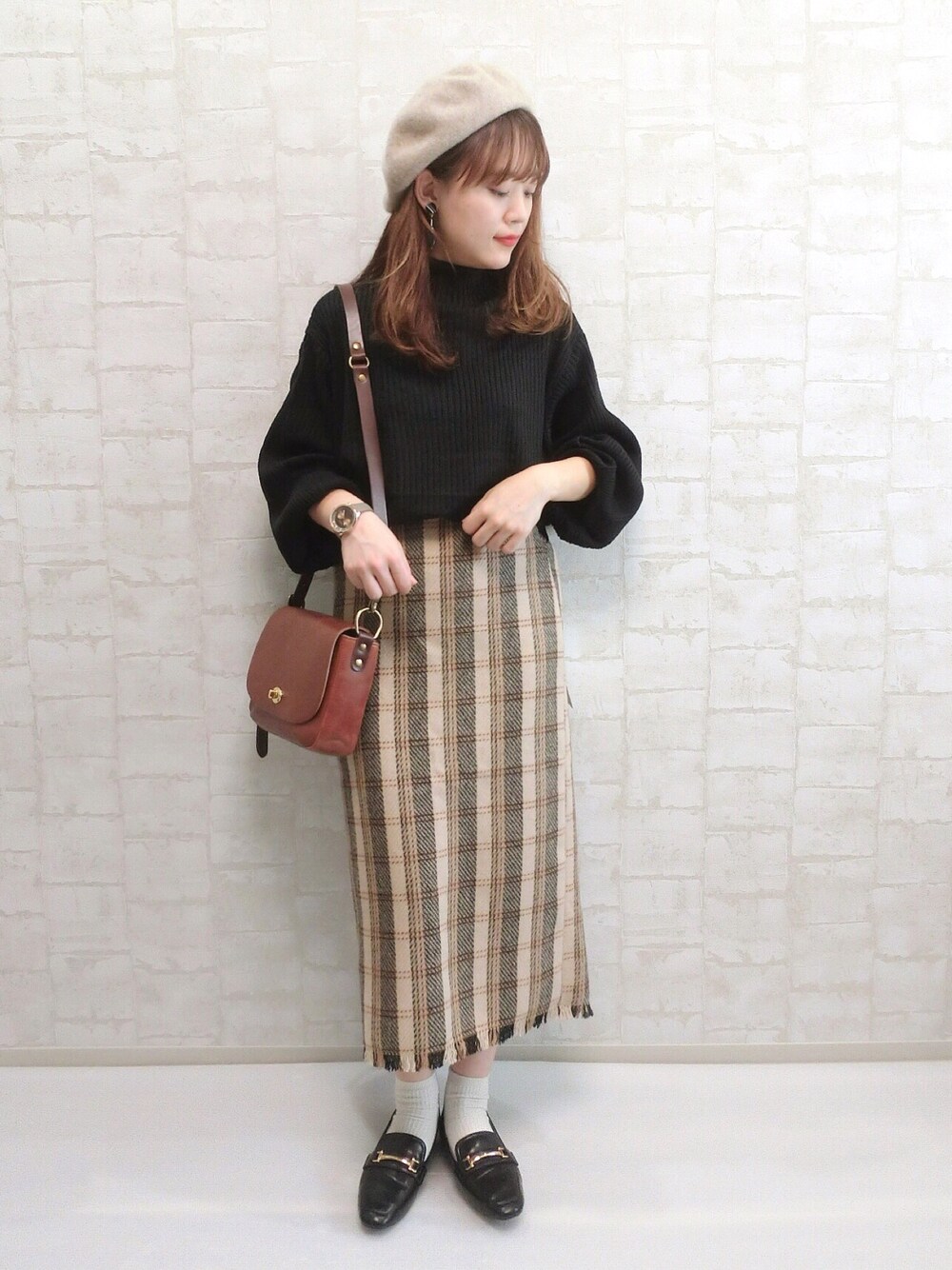「chacocloset、furla、低身長、秋コーデ、クラシカル、チェックスカート、ボリューム袖、ベレー帽、ブラウン、大人トレンドカジュアル」｜「Chaco closetのワイドスリーブハイネックニットトップス（ニット/セーター、ブラック系）」を使った、chicchimoさん（レディース・152cm）の秋コーディネートの1枚目の写真