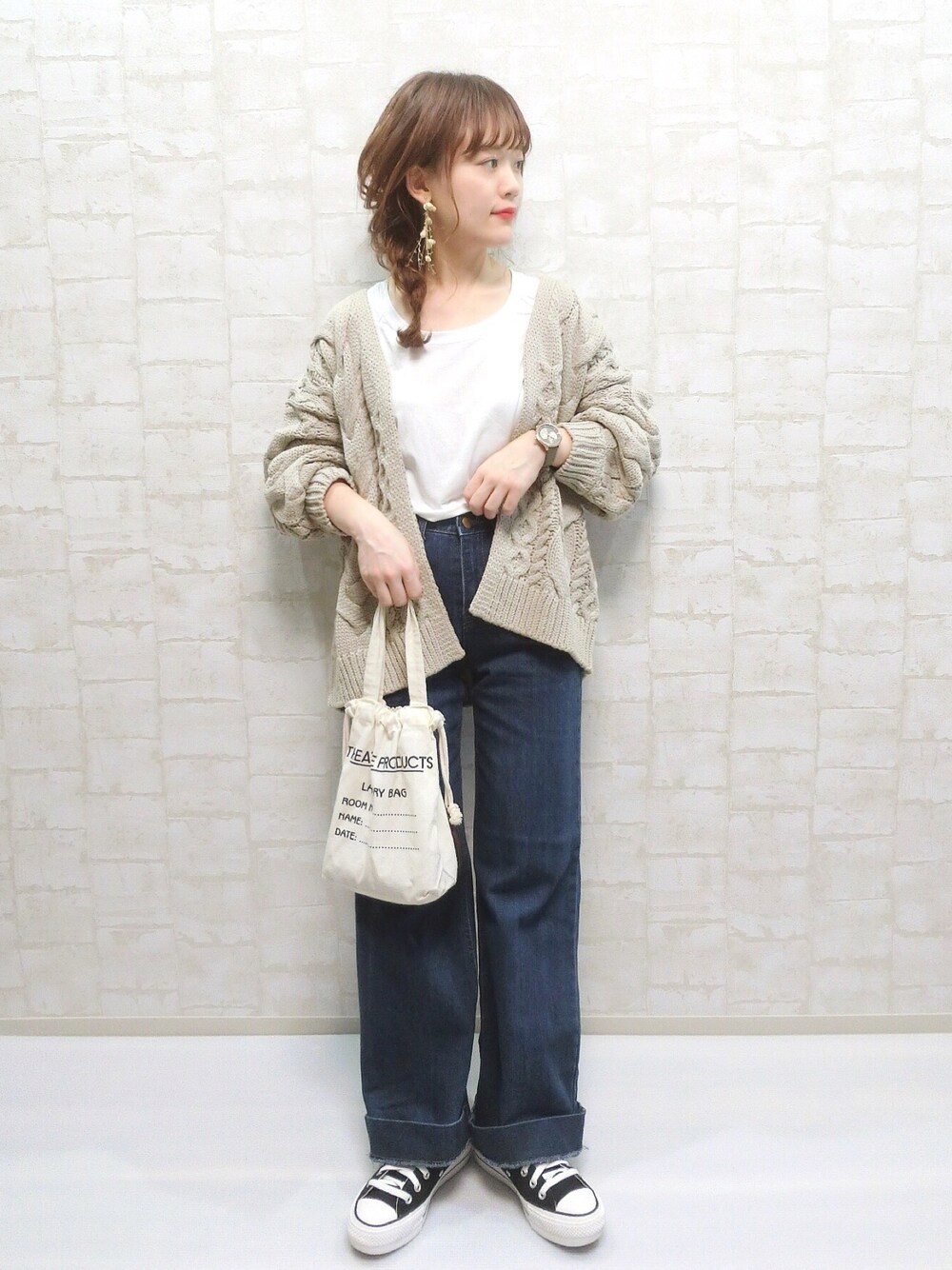 「RETRO GIRL、furla、低身長コーデ、カジュアルコーデ、秋コーデ、カーディガン、ざっくりニットカーディガン、デニムパンツ、ワイドパンツ、converse」｜「RETRO GIRLのケーブルベルトカーデ（カーディガン/ボレロ、ブラウン系）」を使った、chicchimoさん（レディース・152cm）の秋コーディネートの1枚目の写真