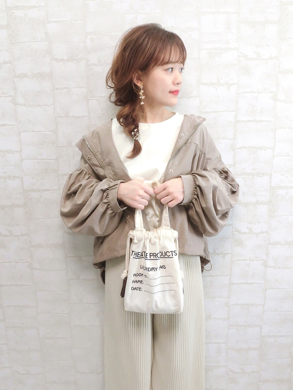 ブラウン系のマウンテンパーカー、ホワイト系のTシャツ/カットソー、ホワイト系のその他ヘアアクセサリーを着用したレディースの秋コーディネートの1枚目の写真