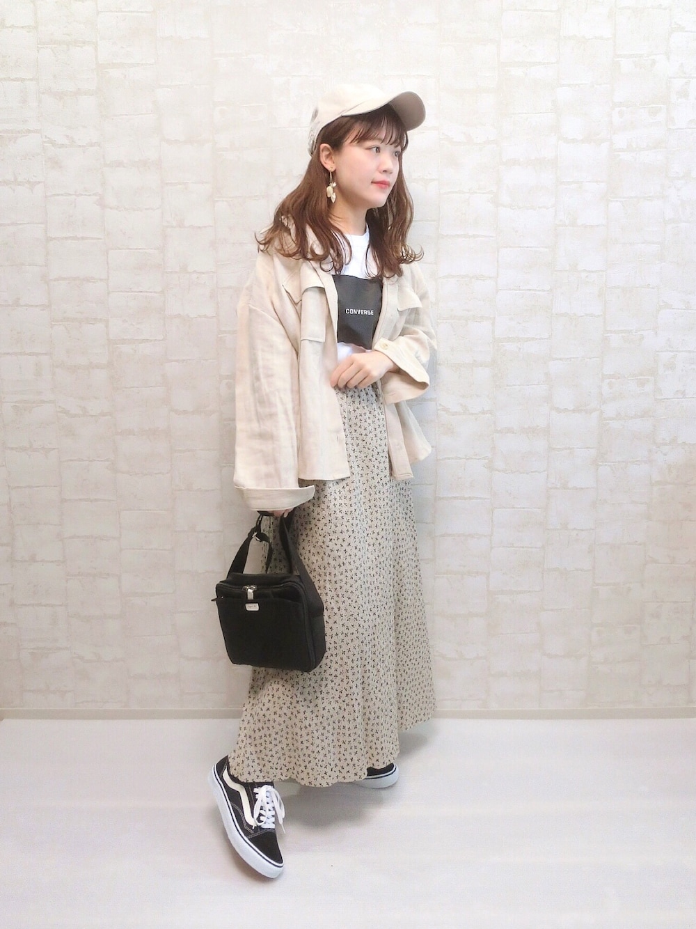 ホワイト系のTシャツ/カットソー、ホワイト系のその他アウター、グレー系のスカートを着用したレディースの春コーディネートの1枚目の写真