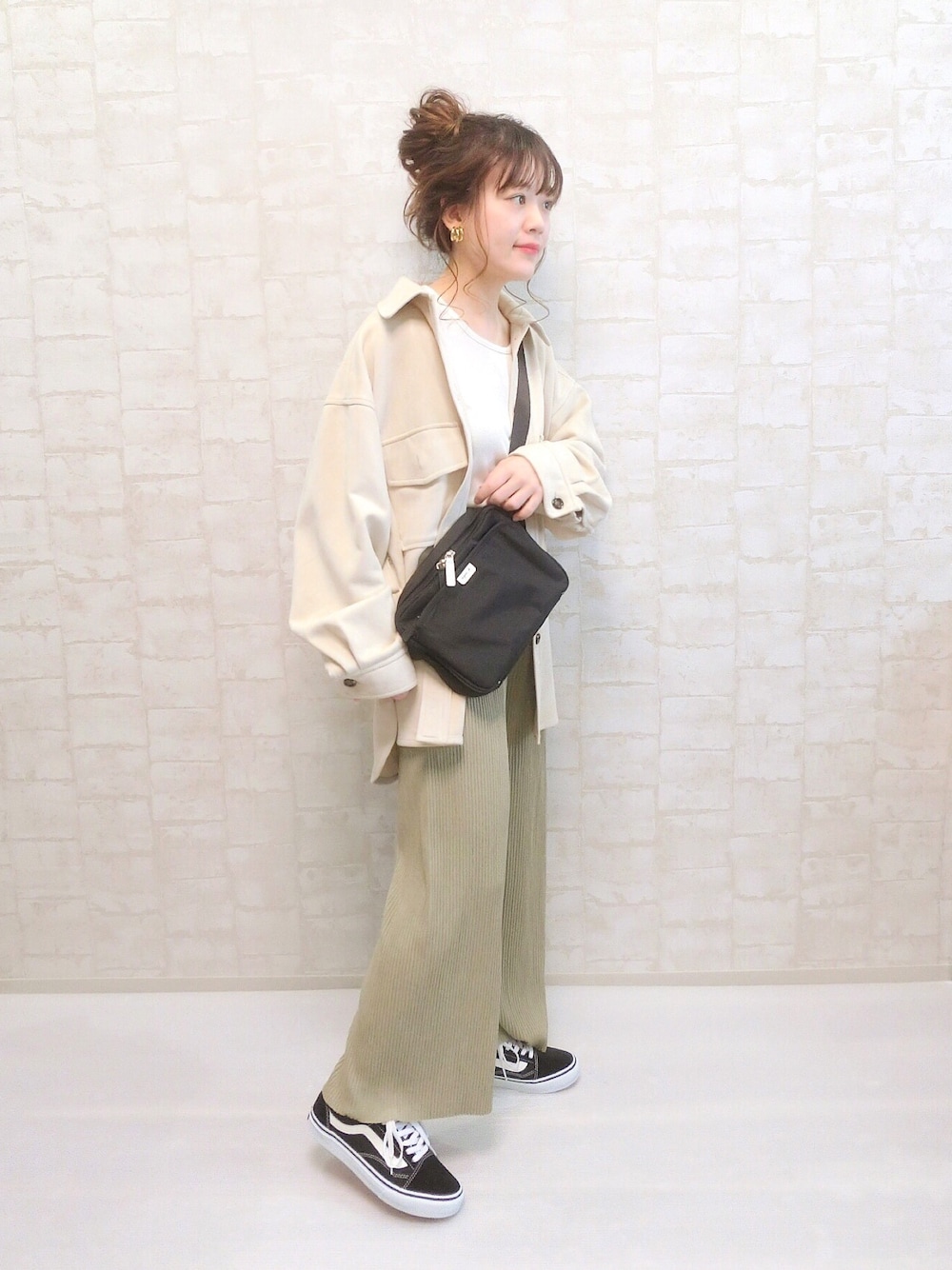 グリーン系のその他パンツ、ベージュ系のカバーオール、ブラック系のスニーカーを着用したレディースの春コーディネートの1枚目の写真