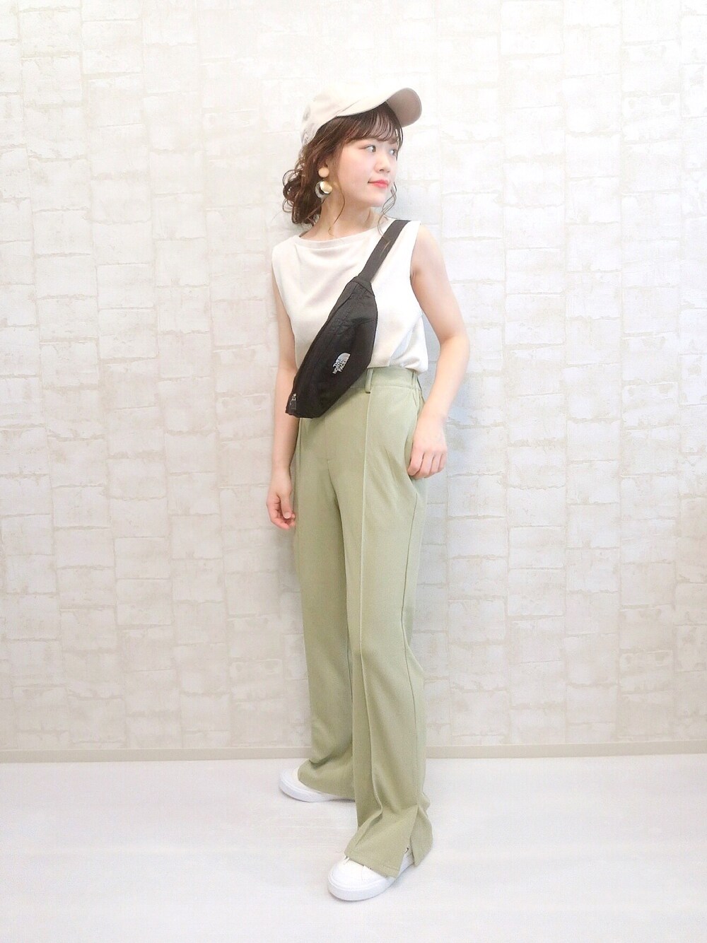 グリーン系のその他パンツ、ホワイト系のタンクトップ、ホワイト系のスニーカーを着用したレディースの夏コーディネートの1枚目の写真