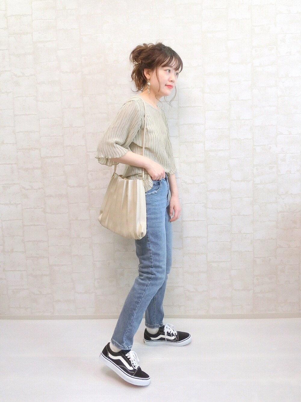 グリーン系のシャツ/ブラウス、ブルー系のデニムパンツ、ホワイト系のショルダーバッグを着用したレディースの夏コーディネートの1枚目の写真