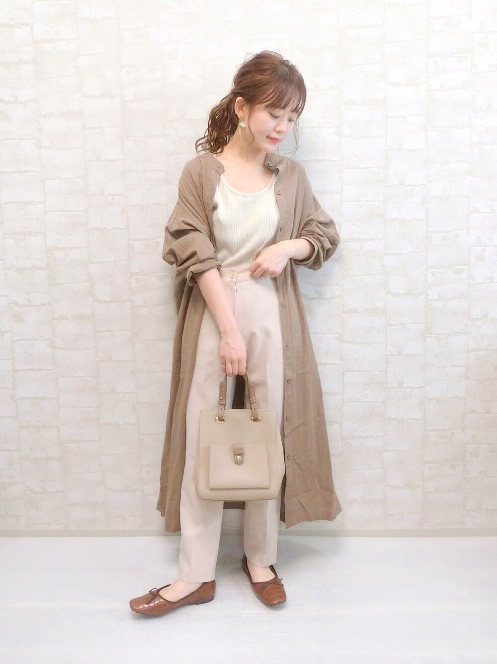 ブラウン系のワンピース、ベージュ系のタンクトップ、ベージュ系のスラックスを着用したレディースの夏コーディネートの1枚目の写真